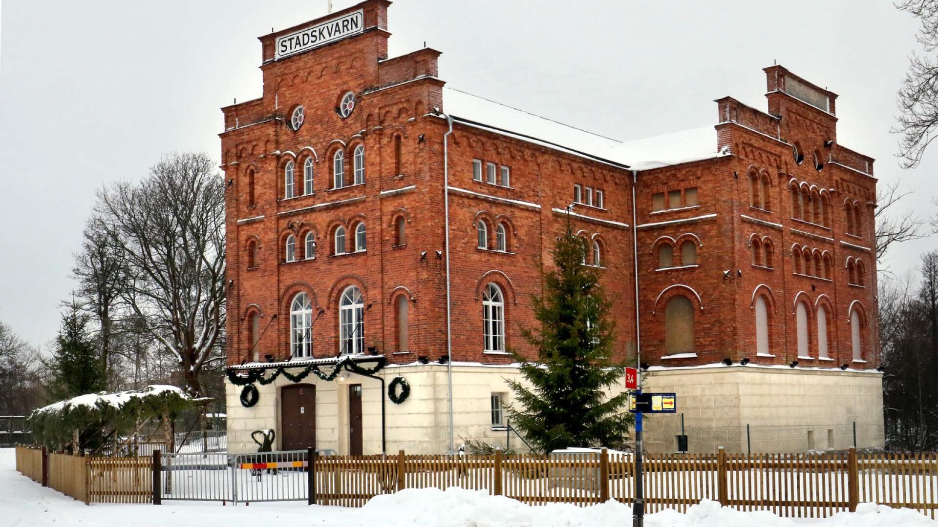 Den gamla stadskvarnens ägare Anneli Johansson har fått en byggsanktionsavgift för hanterandet av fastigheten.