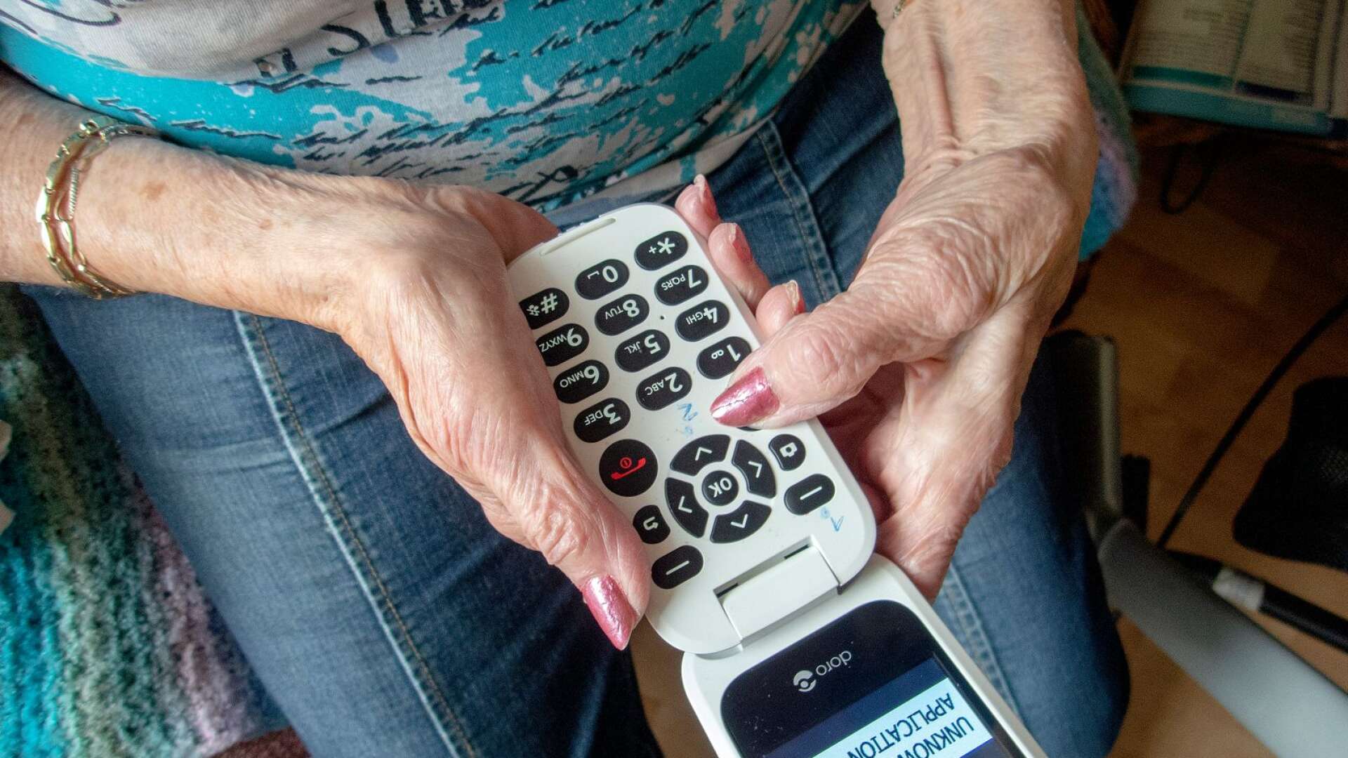 En telefonkedja för att minska äldres isolering har föreslagits, men folkhälsonämnden föreslår avslag till motionen.