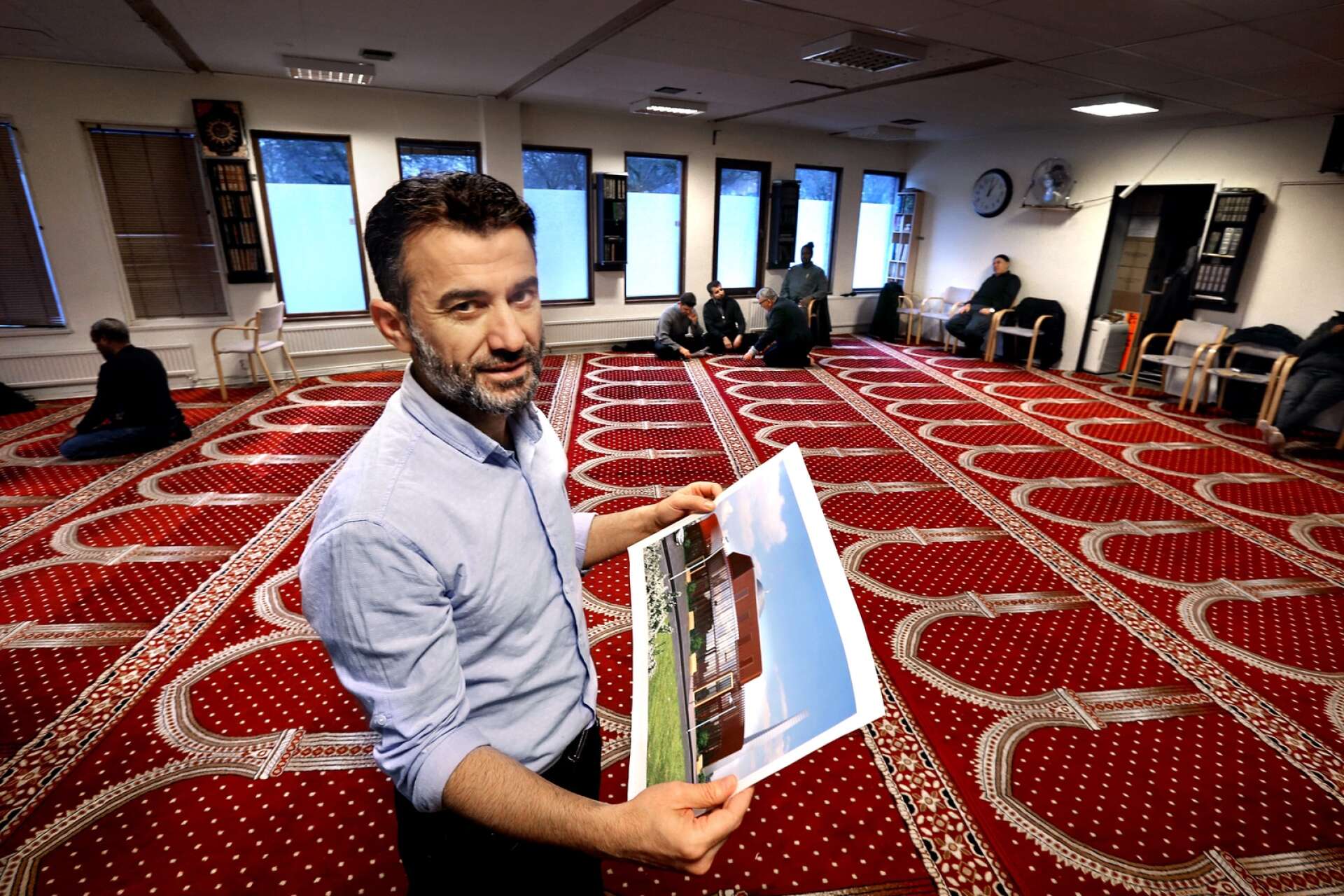 Rauf Ahmadi, talesperson för islamiska kulturföreningen, håller mosképlanen vid liv. Nu börjar bygget. 
