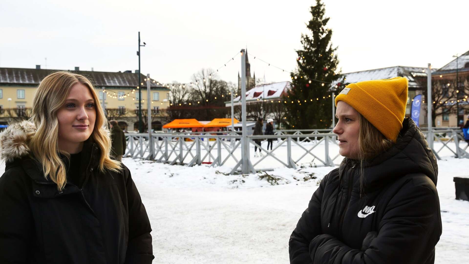 Linn Nilsson och Matilda Sixtensson jobbar inom HVB-verksamhet på social välfärd i Lidköpings kommun och har tydligt märkt av den höga sjukfrånvaron på sistone.