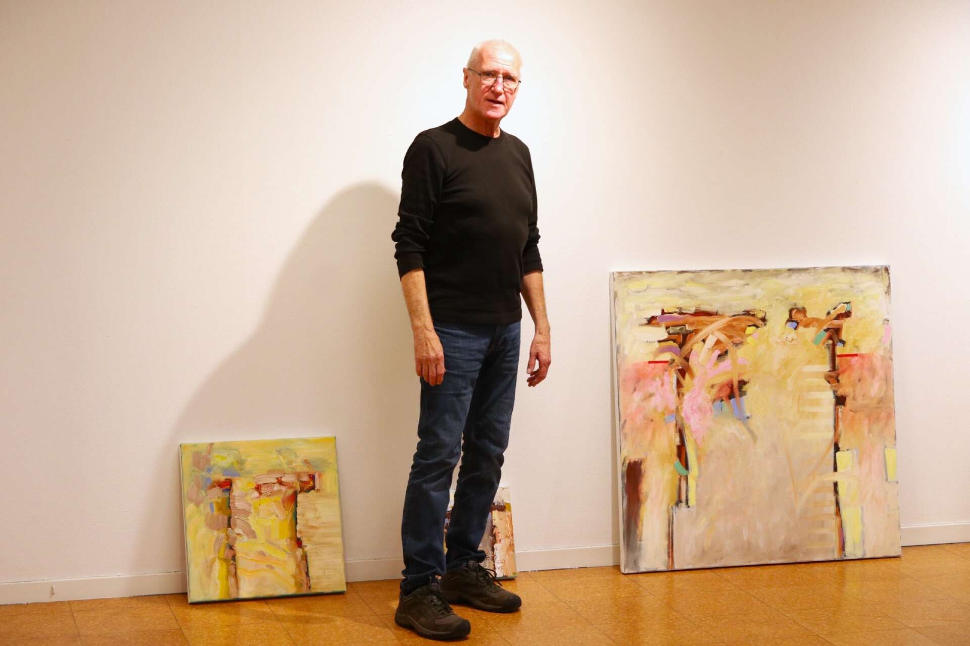 Lars-Erik Ohlson är med på Höstsalongen för 49:e gången. ”Jag målar med hjärtat och vill också att besökarna som tittar på målningarna ska titta på dem med hjärtat”, säger han.