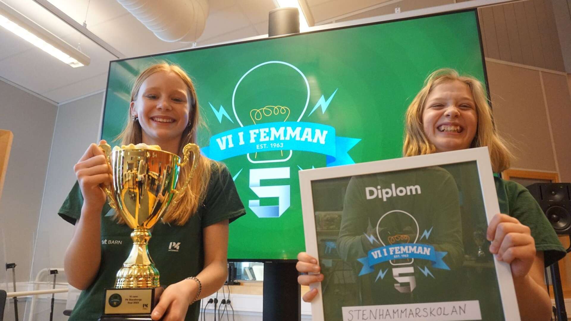 Ines Sommarström och Elsa Liljebäck från Stenhammarskolan jublar efter segern i Vi i femman.