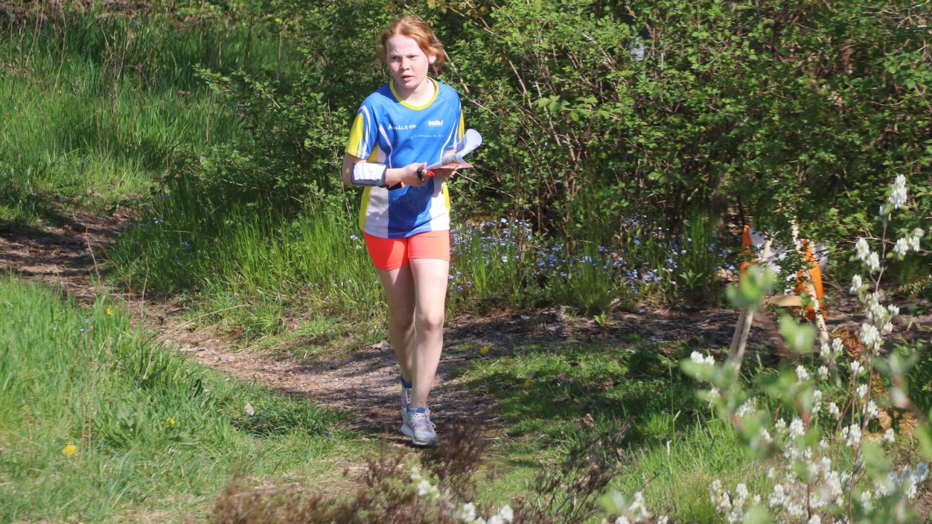 Ida Nilsson, i D12-klassen, är en av de lokala deltagarna som tävlar i sprint-DM i Åmål i dag. Här springer hon på stigarna bakom kyrkan. 