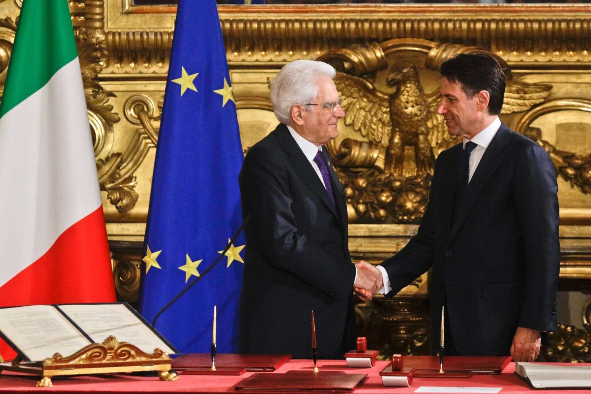 President Sergio Mattarella skakar hand med premiärminister Giuseppe Conte i juli 2018 när denne bildade sin första regering.