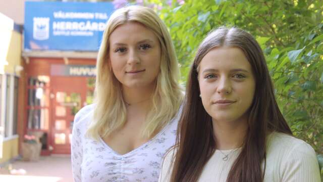 Matilda Axelsson och Alva Vennergrund tar snart studenten. Det är med blandade känslor de lämnar skolan bakom sig.