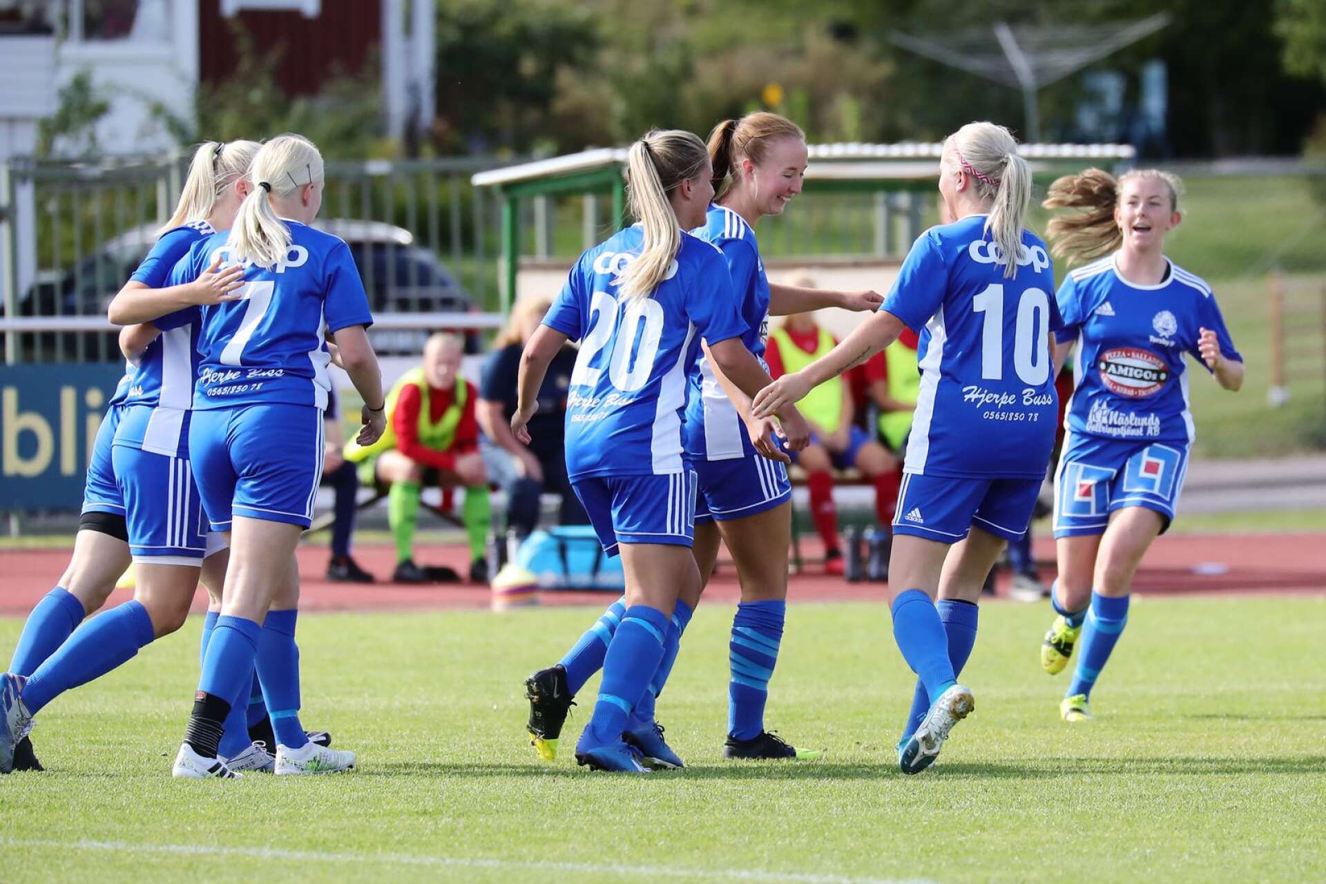 Glädje i Torbyslaget när Maja Johansson gjorde 1–0. 
