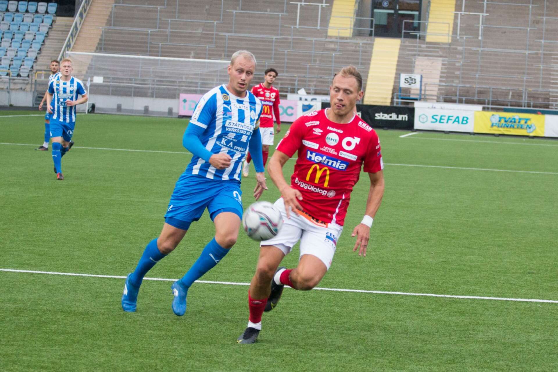 Fyramålsskytten Villiam Dahlström på språng i första halvlek.