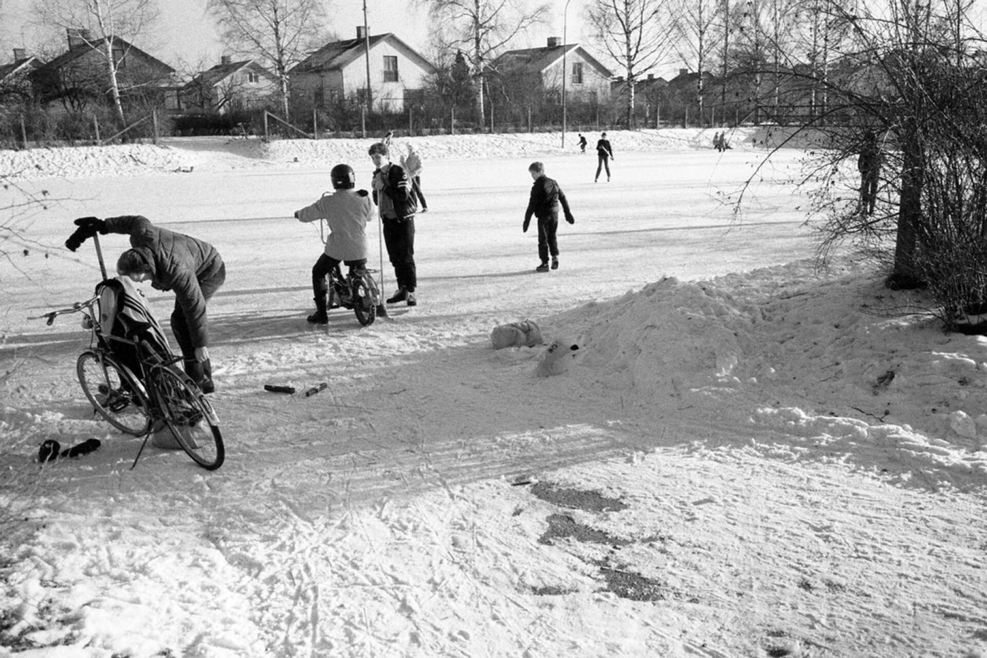 Skridskobanan på Norrstrand, som i folkmun hette &quot;Höla&quot;, har funnits sedan 1950-talet. Varje vinter spolades planen och barnfamiljer och andra vinterentusiaster kunde åka skridskor. Sommartid var det dock bara fotboll som gällde.