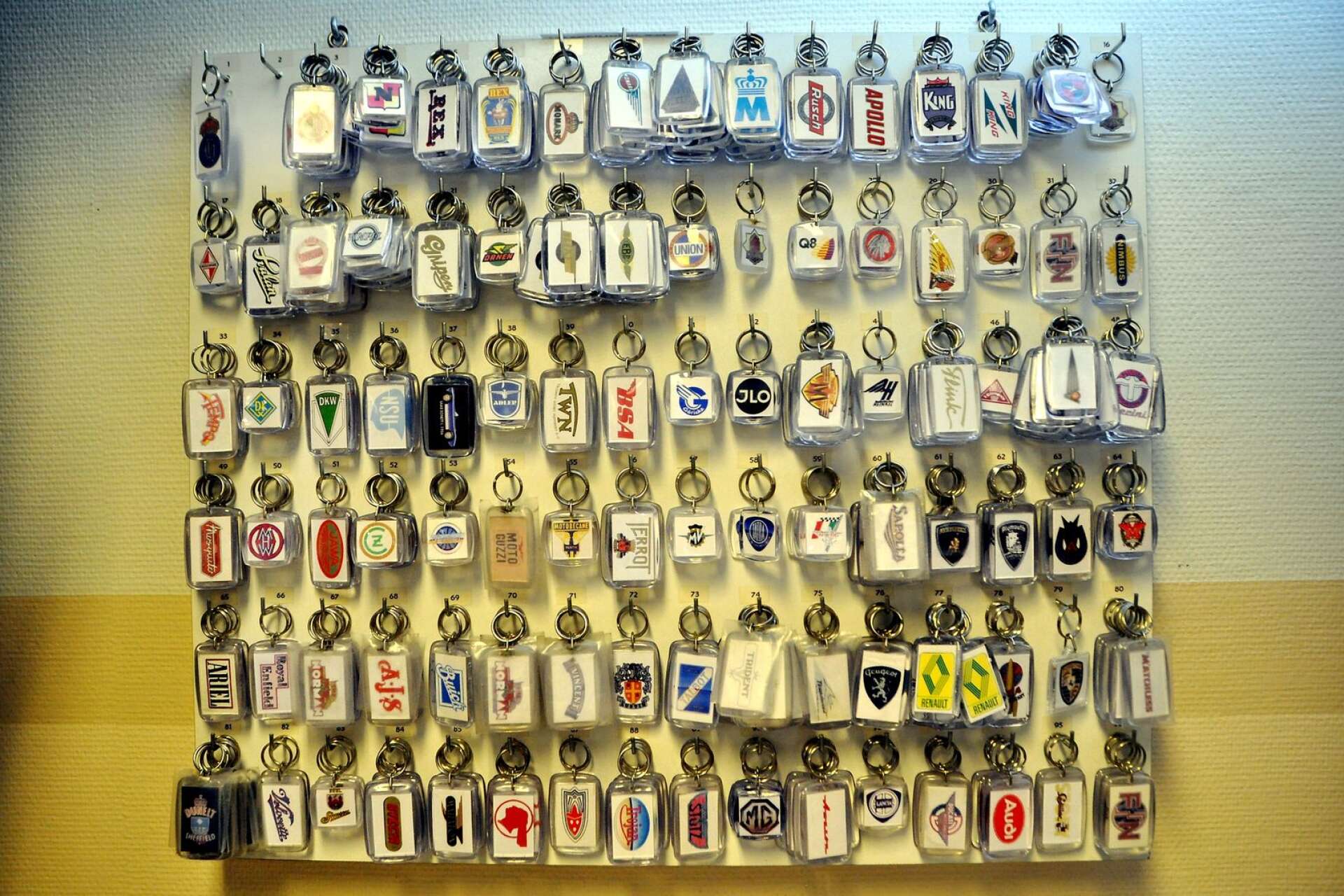 En av medlemmarna bakom museet har själv gjort nyckelhållare med loggor från en mängd olika motorcyklar. 