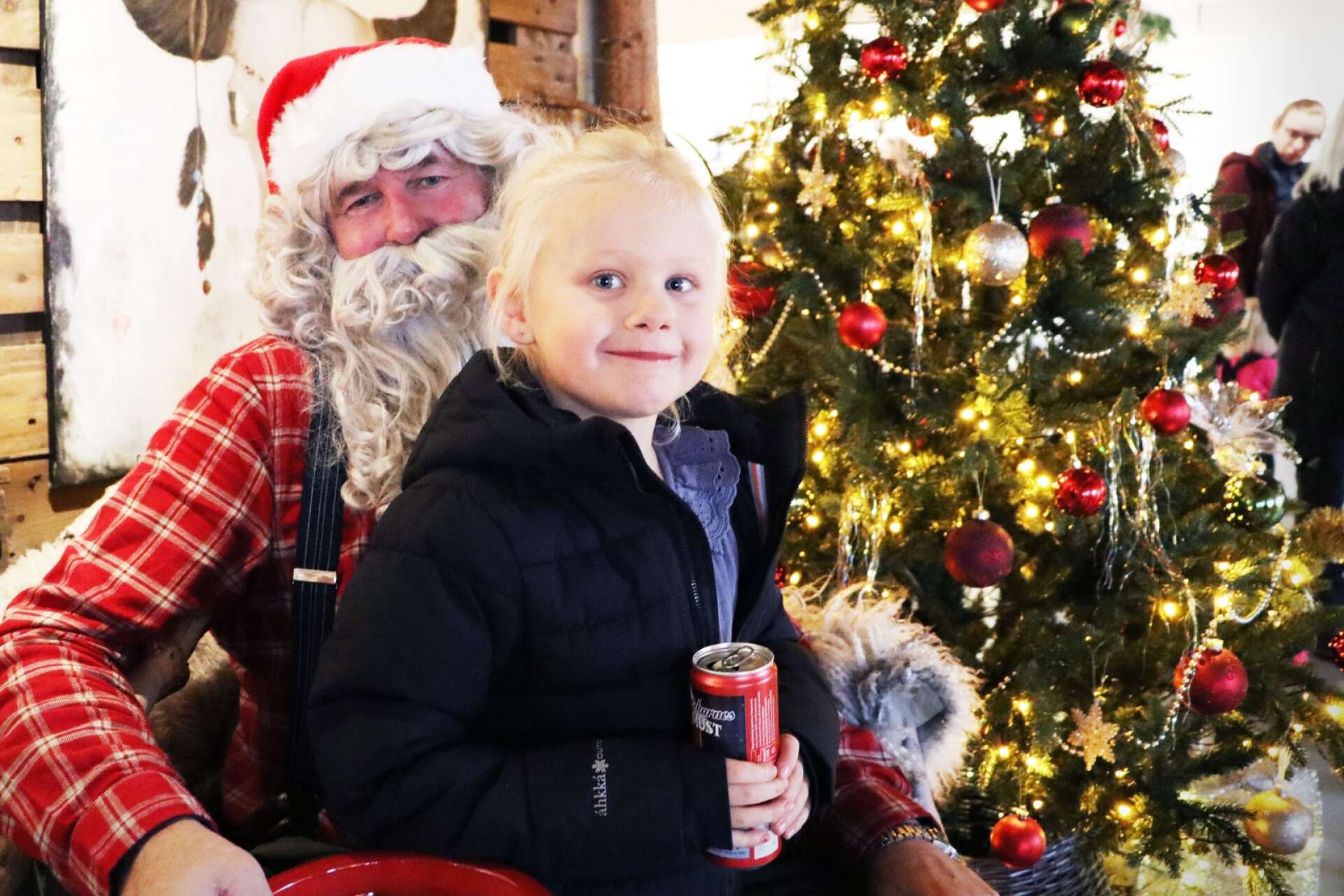 5-åriga Ellie Siem hade fullt upp med julmusten, tomten och allt annat spännande som hände i konsthallen.