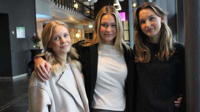 Ebba Karlsson, Alexandra Cholewa och Sanna Eriksson driver företaget Bead to notice UF och säljer armband för att bland annat uppmärksamma bröstcancer.