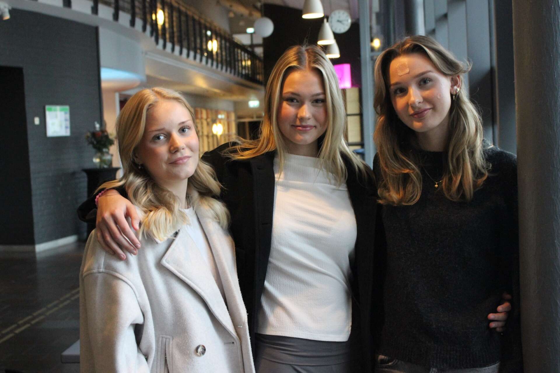 Ebba Karlsson, Alexandra Cholewa och Sanna Eriksson driver företaget Bead to notice UF och säljer armband för att bland annat uppmärksamma bröstcancer.
