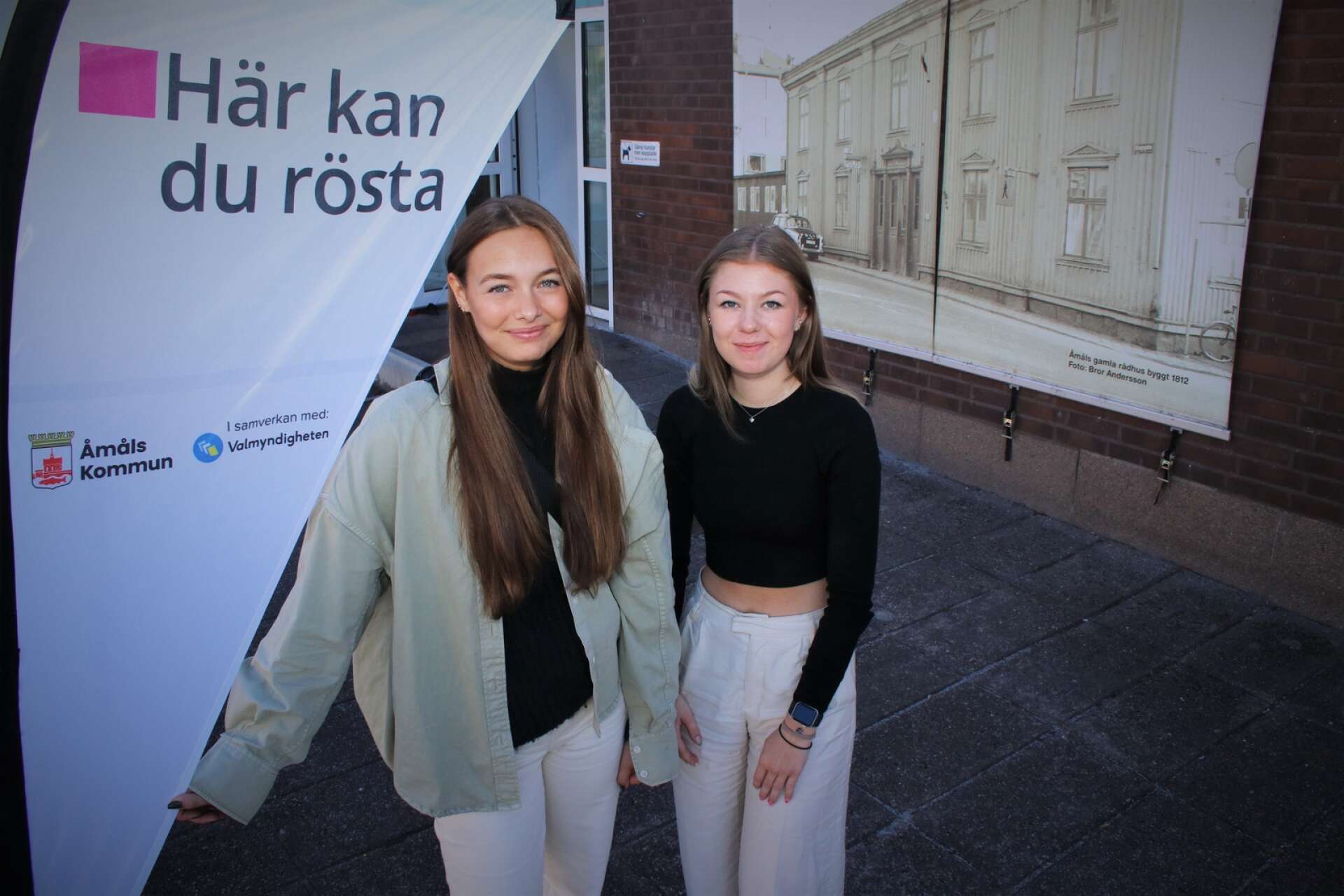 I Åmål är 535 personer av de röstberättigade förstagångsväljare. En av dem är Linn Svanström, till höger. Emelie Hartman kommer att rösta i hemkomunen Säffle. 