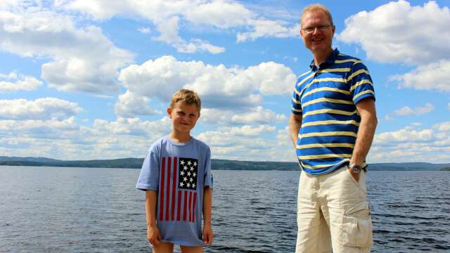 Tor André Johnsen trivs bra i Värmland och Sverige. Här står han tillsammans med sonen Marius med Glafsfjorden i bakgrunden.