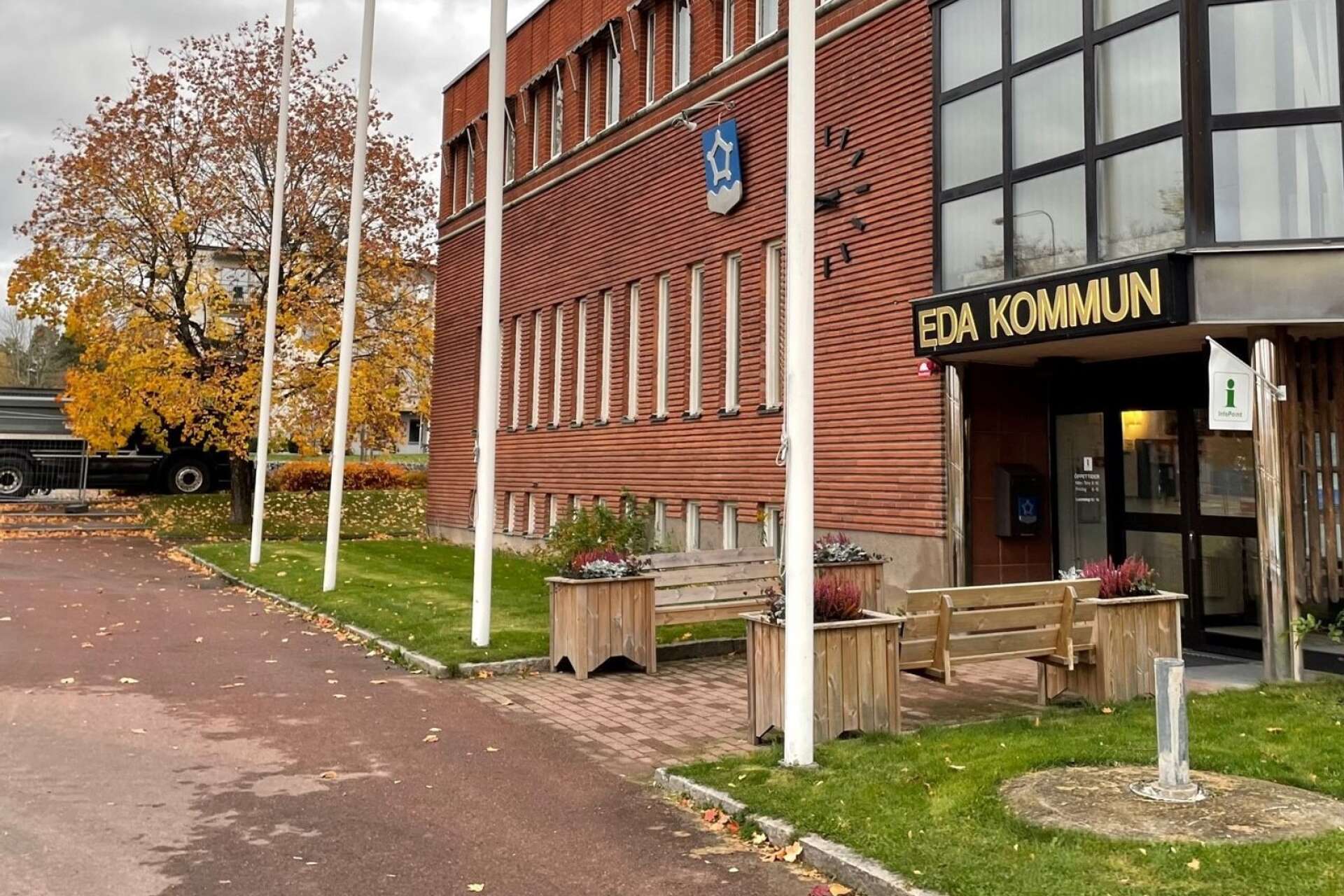 Eda kommun har samverkan med andra kommuner i olika former. Bland annat har man haft avtal med Årjängs kommun om en deltidstjänst som miljöchef. 