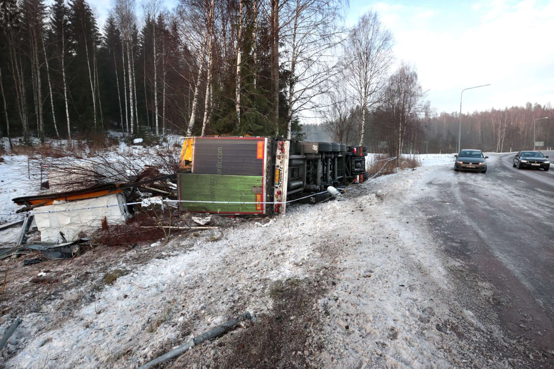 En man i 50-årsåldern förlorade livet och en kvinna i 20-årsåldern blev allvarligt skadad vid olyckan i Valnäsbacken.