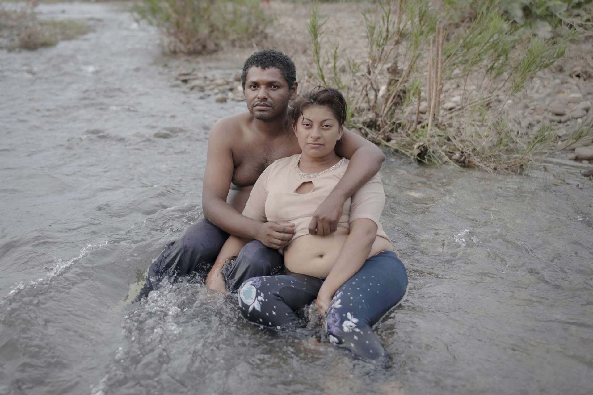 Två av människorna som Pieter ten Hoopen mötte är paret Christian och Maritza, som satt trötta och utmattade mitt i floden utanför Niltepec i centrala Mexiko och svalkar sig efter en hel dag i den heta solen. Martiza är höggravid.
