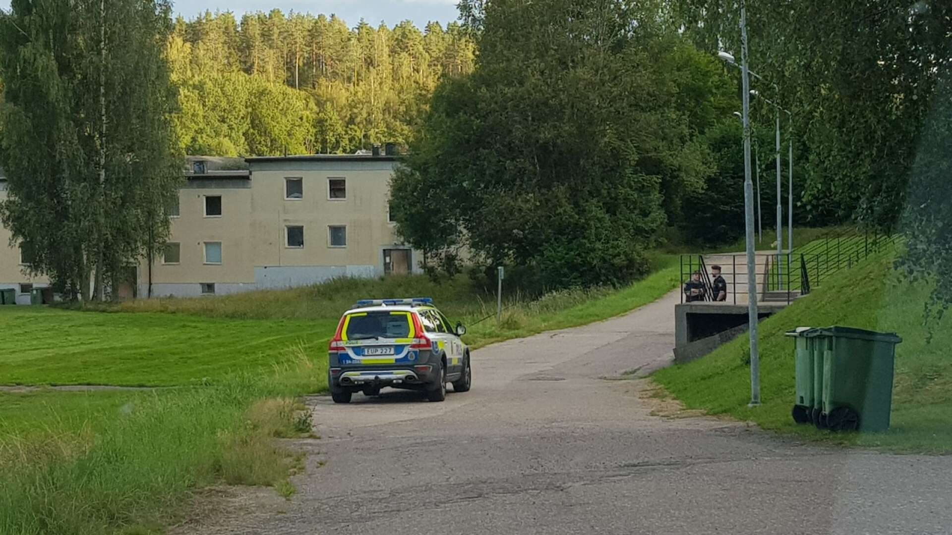 En kvinna i 40-årsåldern har gripits och anhållits misstänkt för att ha utfört knivattacken i Bengtsfors i lördags. Polisen bevakade en plats på Kunghällsvägen under lördagskvällen.