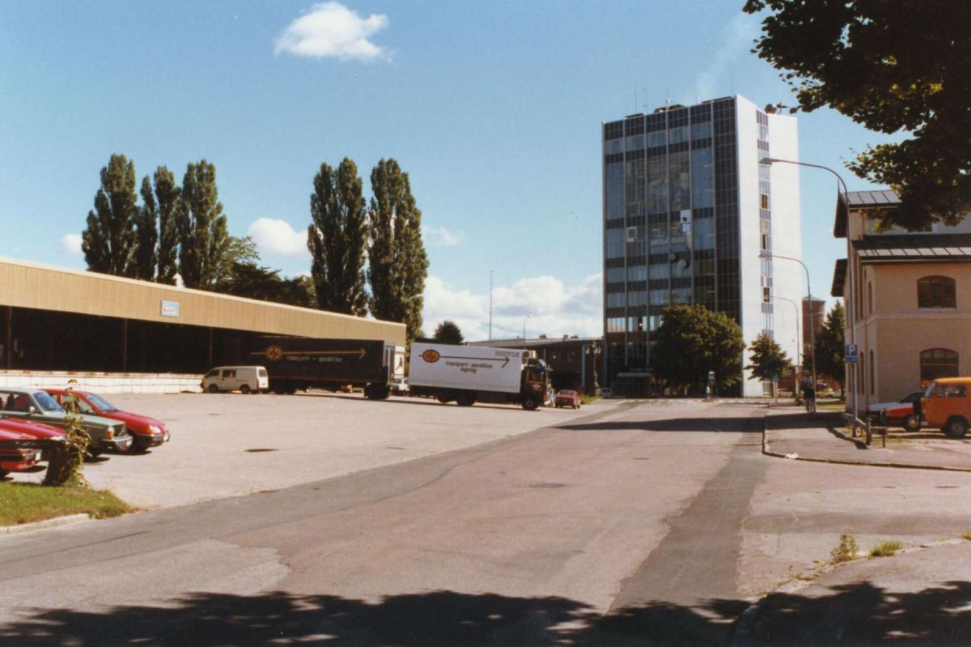 Med ryggen mot Stadsträdgården tog fotografen Lennart Hamberg det här fotot 1989. Godsterminalen till vänster, Löfbergs rosteri i mitten och Expositionshuset till höger.