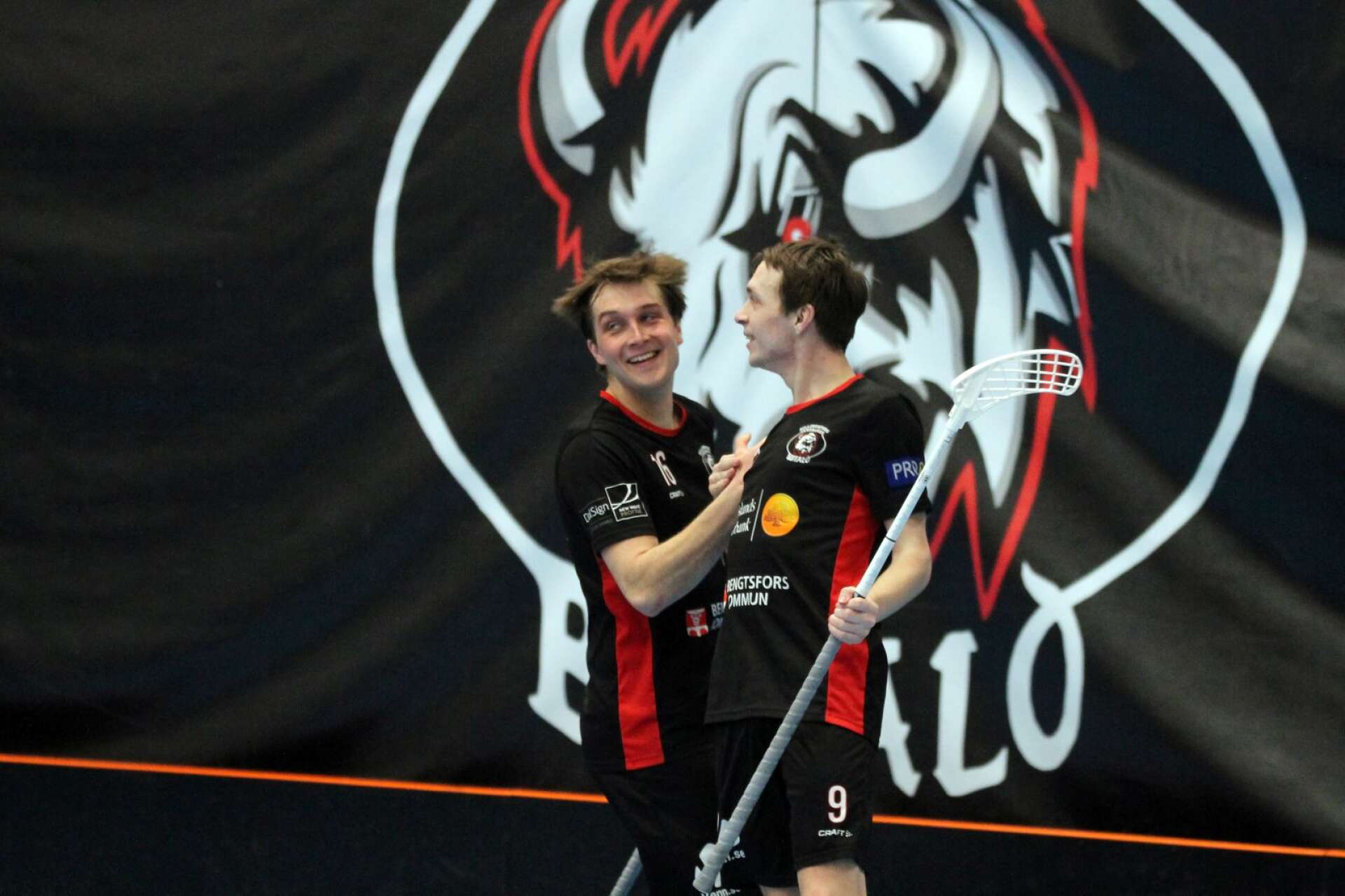 Anton Stavvik (höger) firar mål med Anton Hansson (vänster).