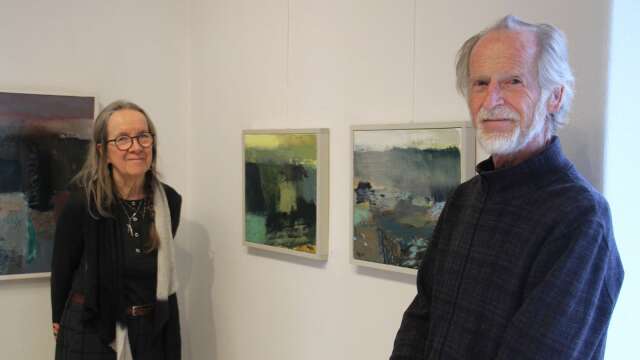 Ingela och Lars Agger ser fram mot vernissagen och hoppas att besökarna kommer att tycka om deras verk. 