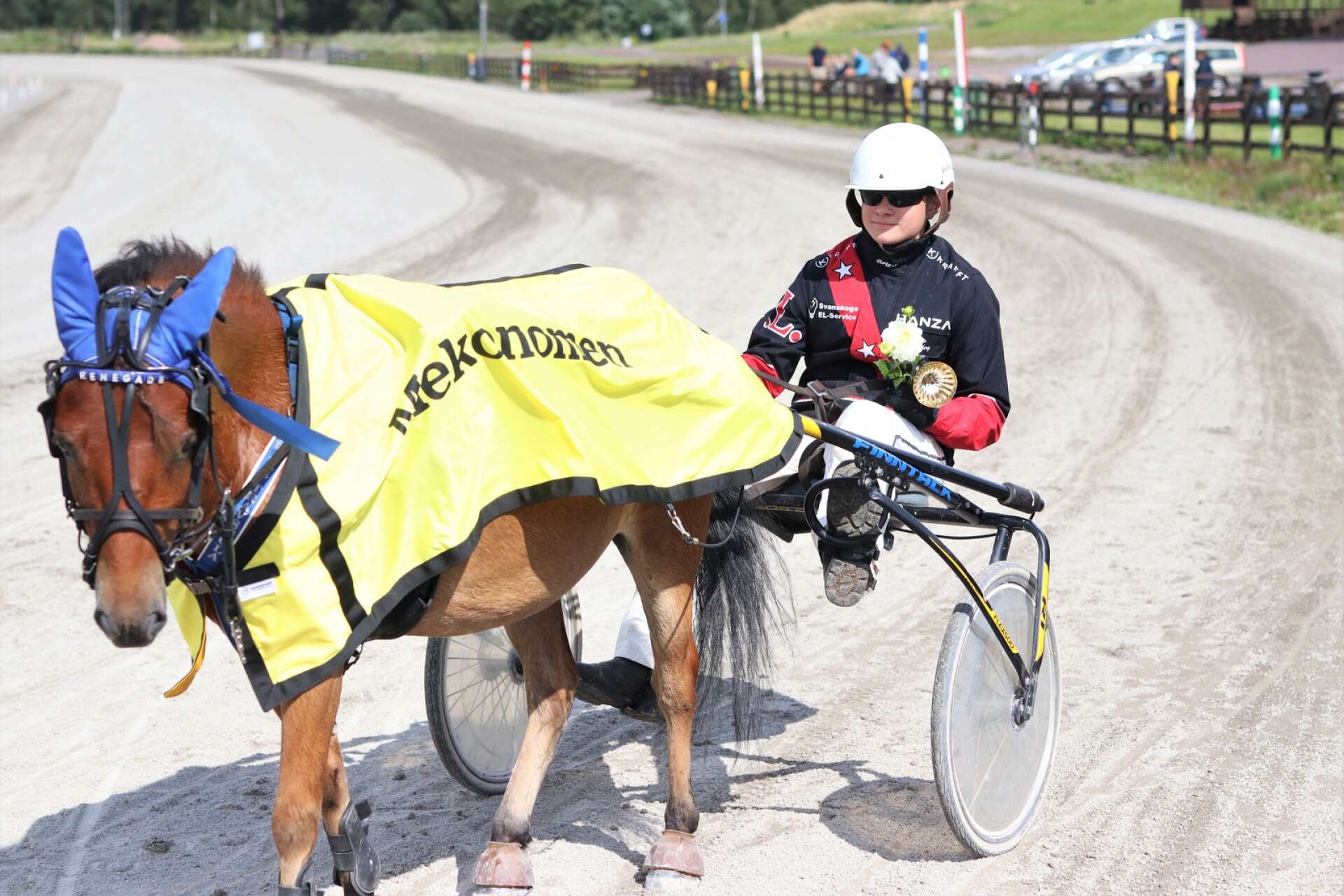 Felix Lundberg och travskolans ponny Renegade firar segern i lopp 2. 