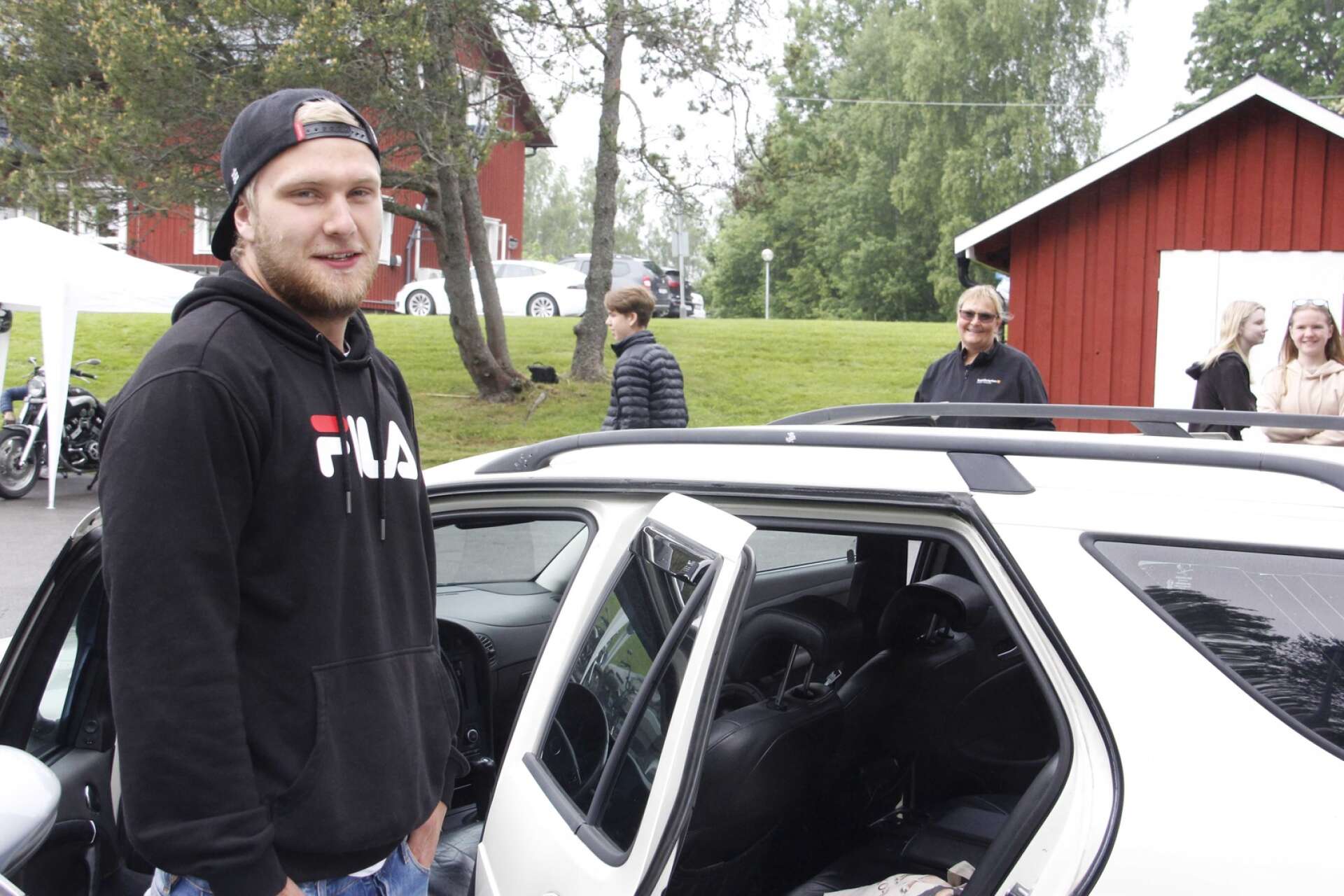 Emil Abrahamsson kom till träffen med sin vita nersänkta Saab och visade den ljudanläggning han byggt.