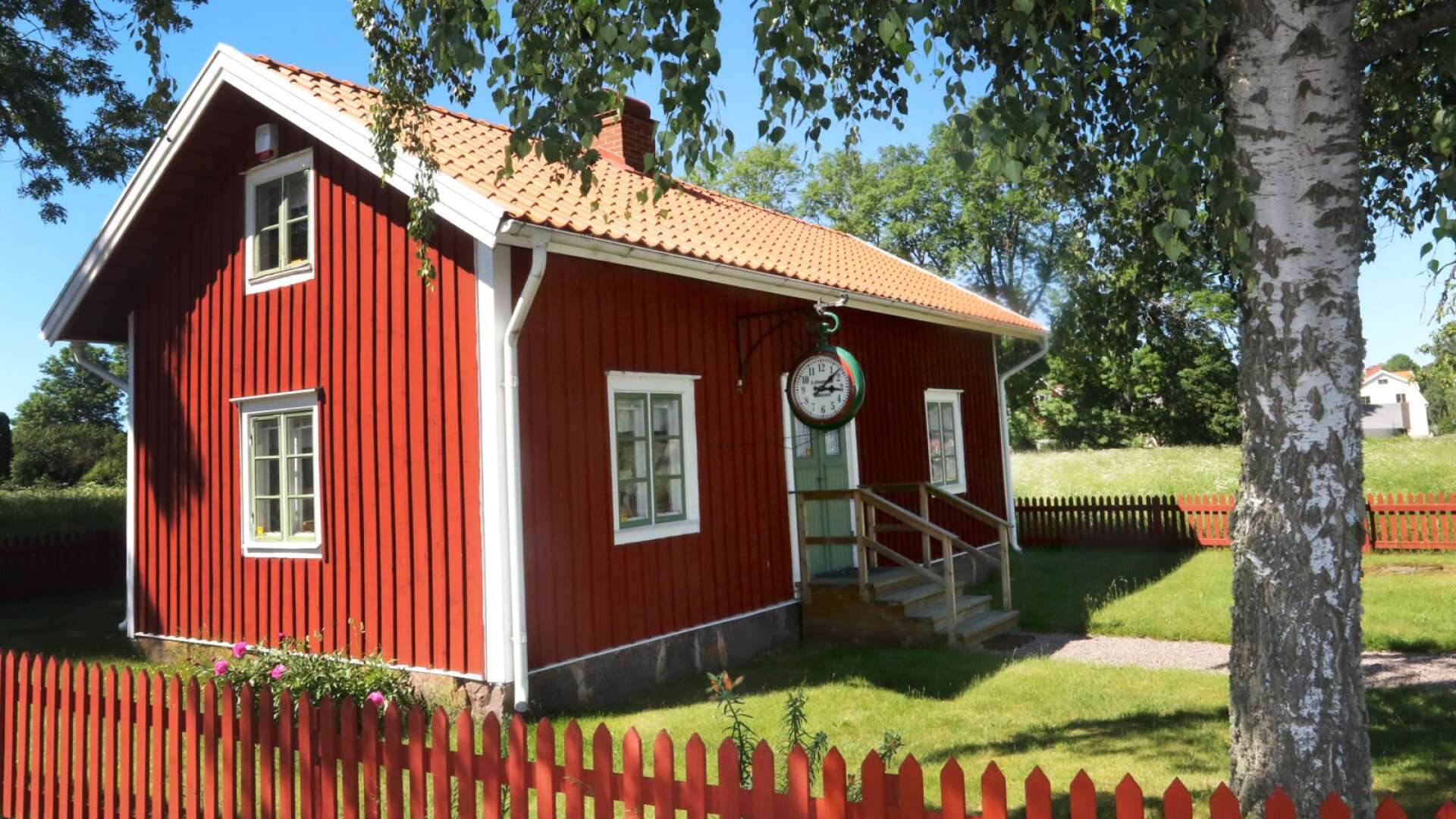 Karl Johanssons hem och verkstad, där tiden stannade när husherren gick ur tiden, ligger i centrala Tidavad.