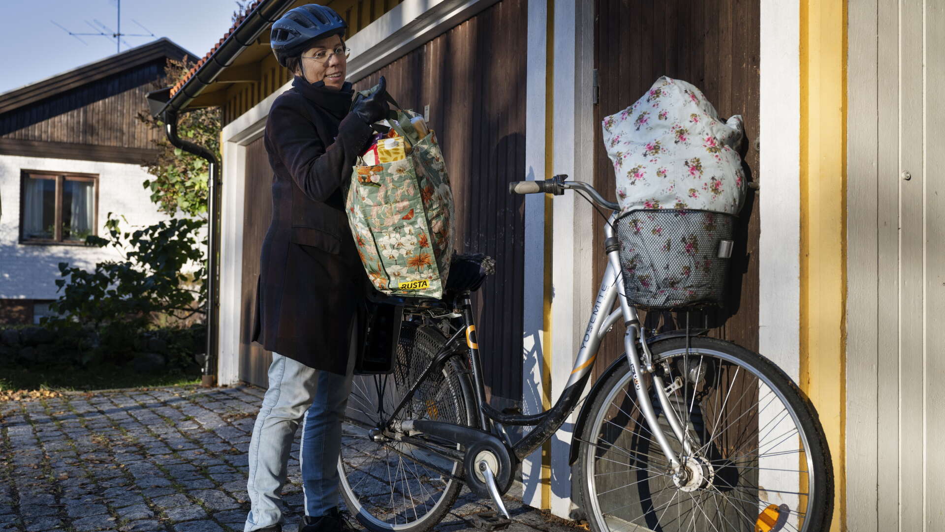 Åsa Axelsson cyklar överallt.