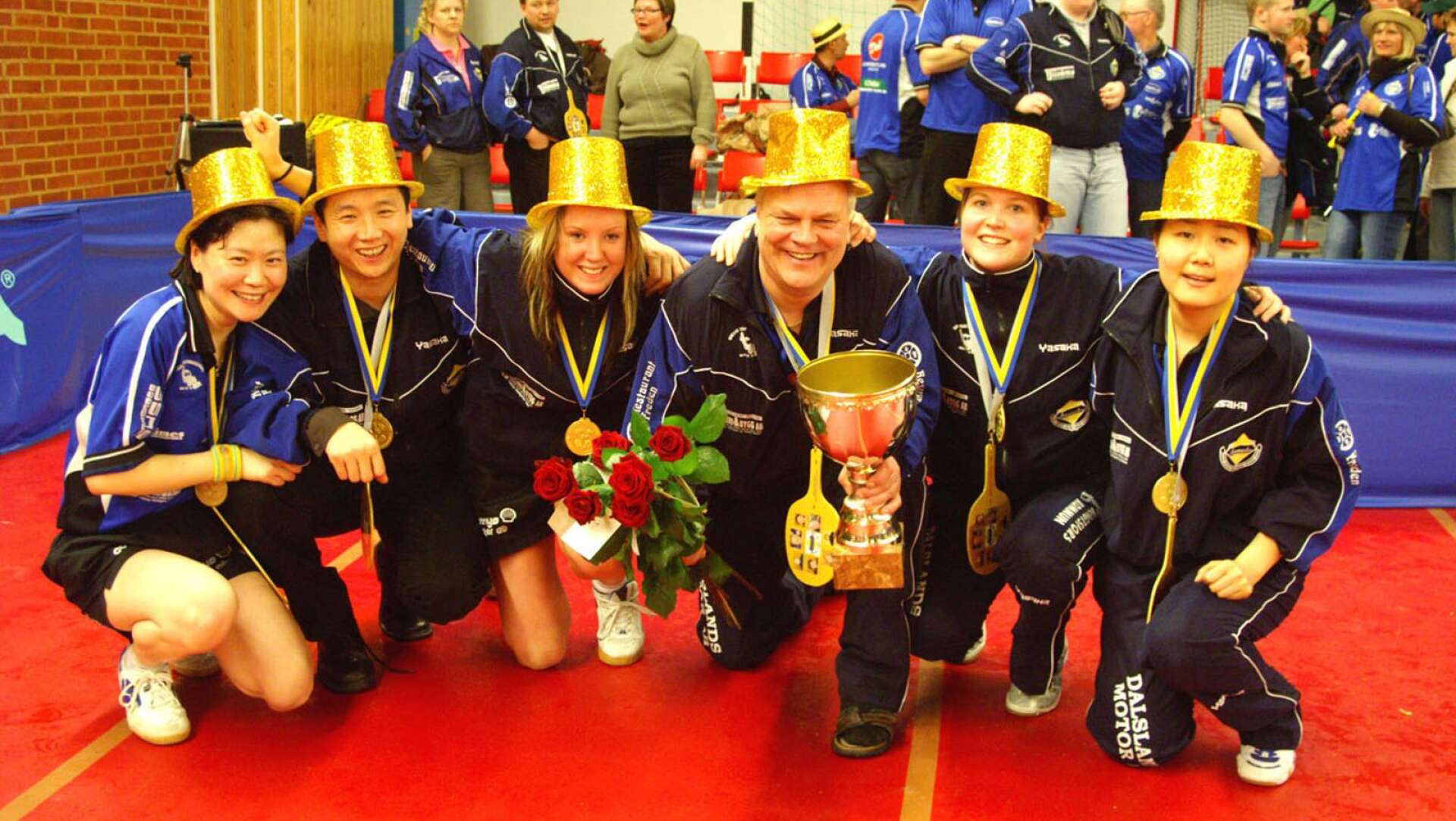 Ärtemarks IF med segerpokalen och i guldhattar efter SM-guldet i Helsingborg 2006. Zhang Yan, Wang Qing (tränare), Sara Rohdin, Kent-Eric Gustafsson (tränare), Susanna Wigow och Zhang Fang.