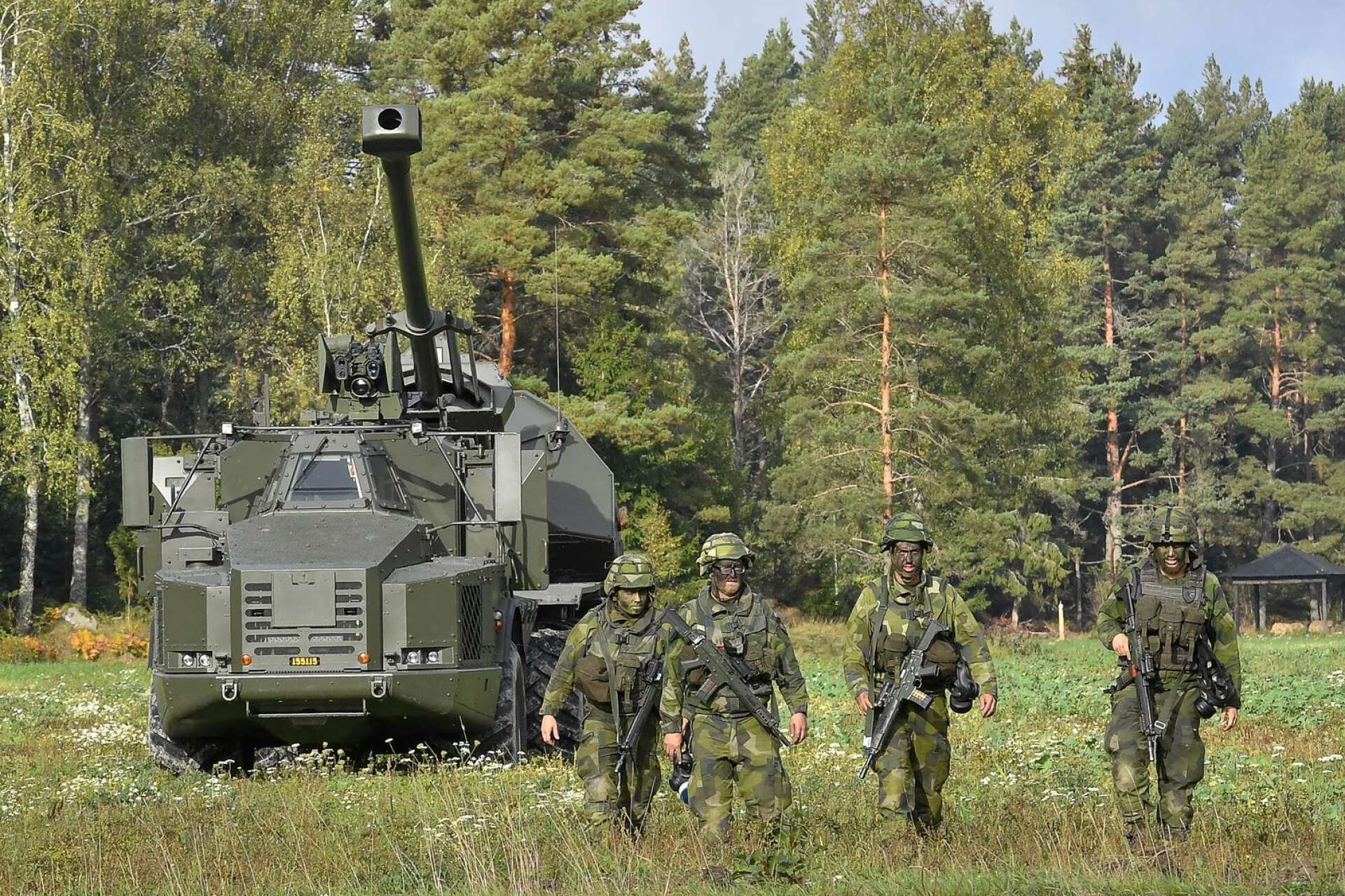 Sedan 1900-talets början har anrika Bofors varit en av de största leverantörerna av högteknologisk försvarsmateriel till svenska försvaret och haft stora framgångar på exportmarknaden.