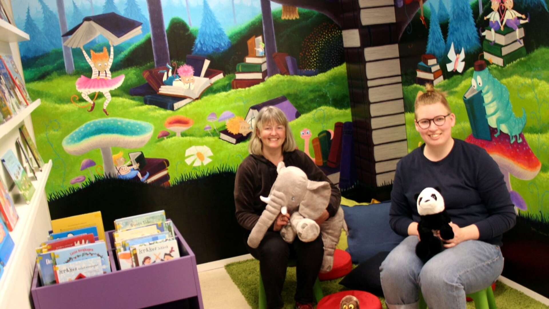 Jessica Lindholm har målat en bokskog i barnhörnan på biblioteket, bibliotekarie JC Svensson är supernöjd.