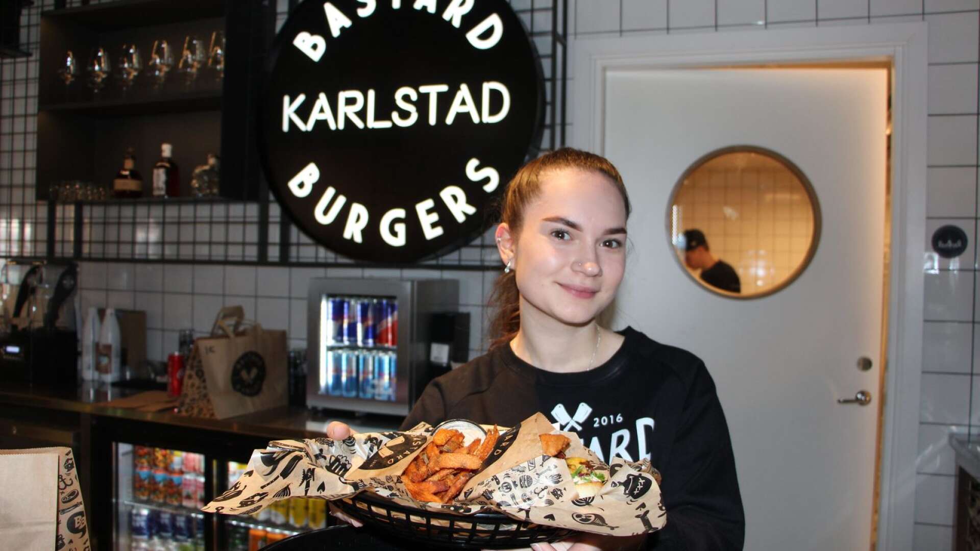 Våren 2019 öppnade Bastard Burgers sin första restaurang i Karlstad, i Inre hamn. På bilden visar Anna Kiseleva upp en hamburgermeny.