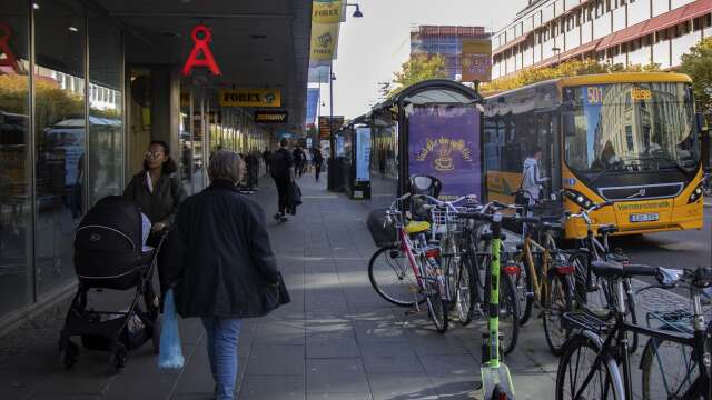 Busschauffören stod vid busshållplatsen på Drottninggatan när en man kom fram och ville köpa biljett till Stockholm.