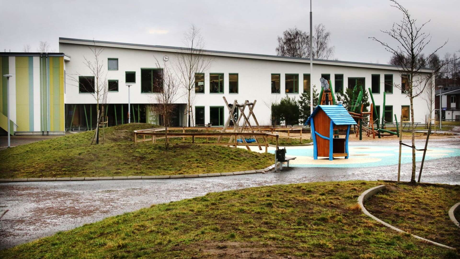 Två fritidsledare från Blåbäret stödjer skolans verksamhet på Prismaskolan när kommunens offentliga mötesplatser håller stängt.