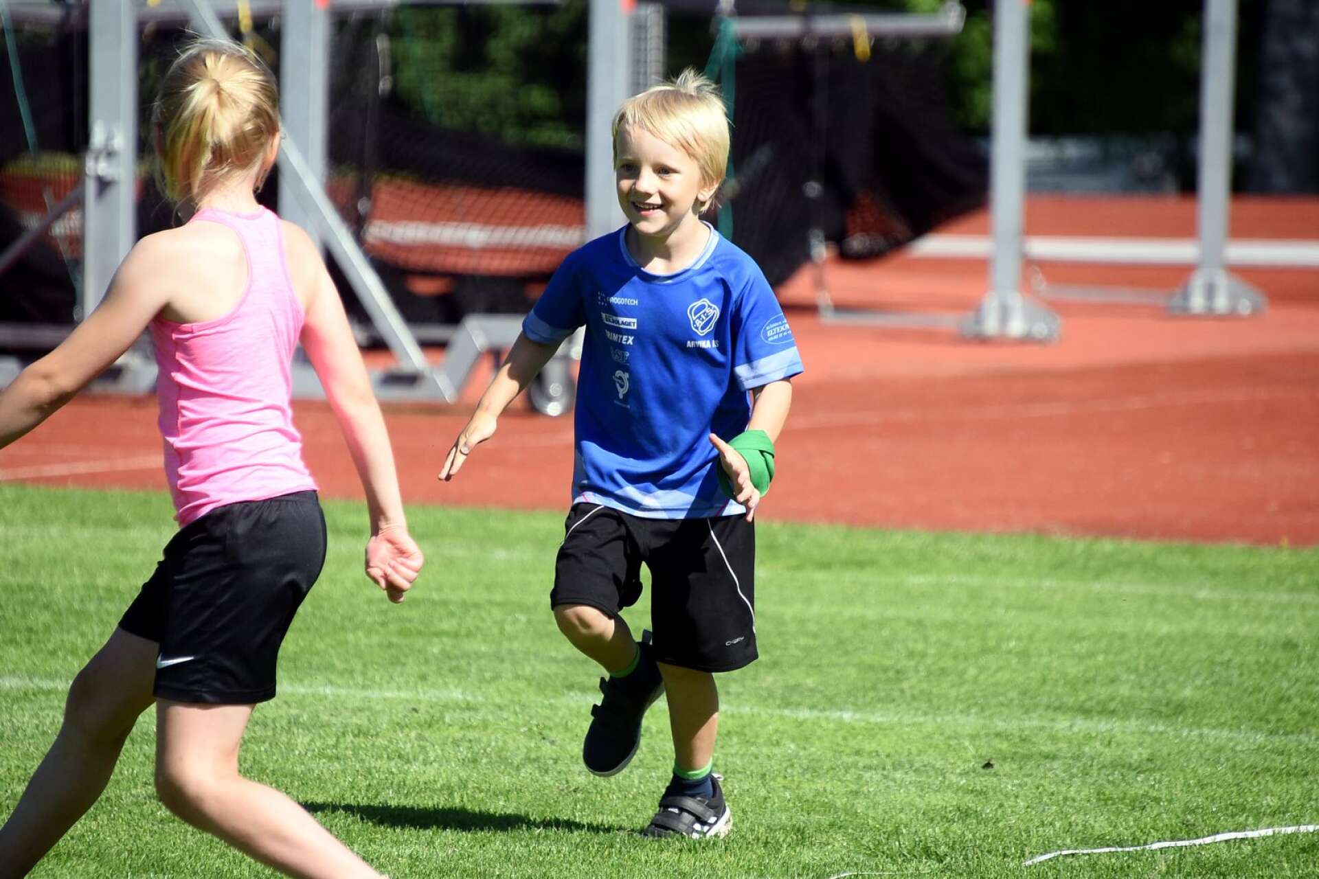 Ebbe Nävehed ville börja springa och hoppa, och under veckan har han tillsammans med 14 andra barn testat på friidrottsskola.