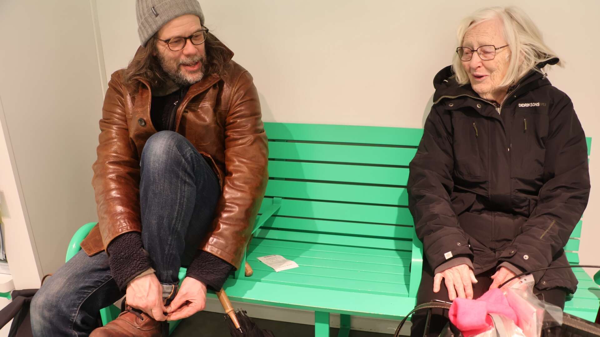 Dick Olofsson och Lisa-Greta Martinsson provar ut broddar på Apoteket i Bengtsfors.