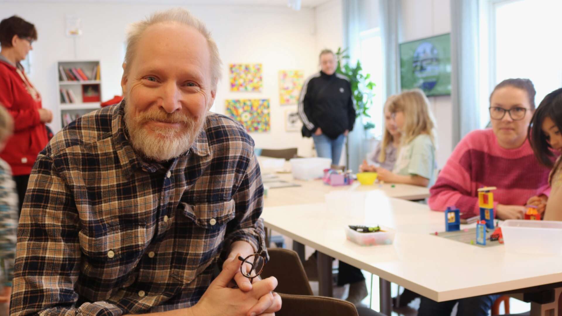 Gunnar Källström ska enbart fokusera på det han tycker är roligt, som att skriva visor anordna visfestival och skriva böcker.