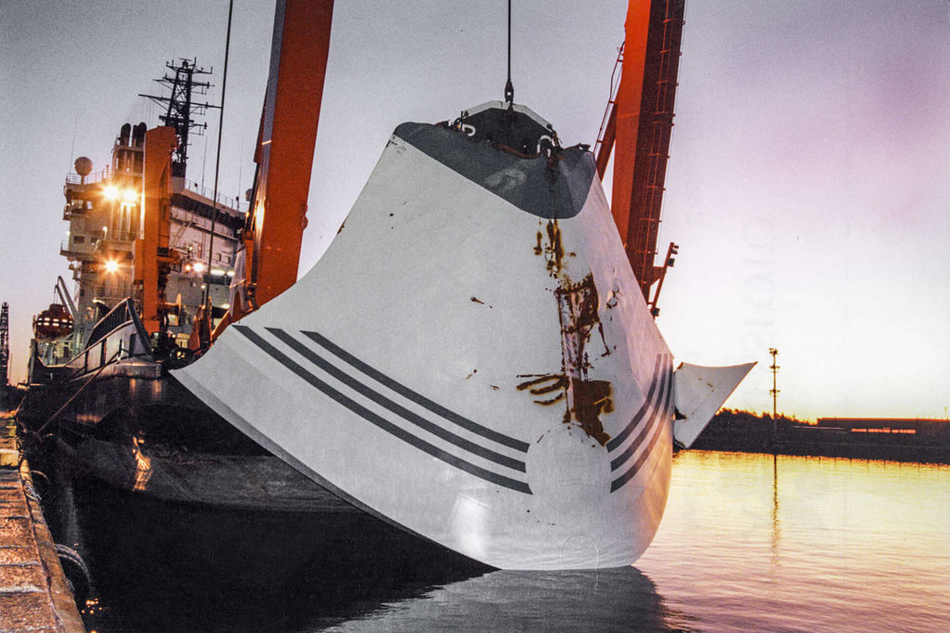 Bärgningsfartyget Ugland står intill kajen i Hangö, Finland, 19 november 1994 efter att ha bärgat bogvisiret till passagerarfärjan M/S Estonia som förliste ute på Östersjön mellan finska Utö och estniska Dagö. Arkivbild.