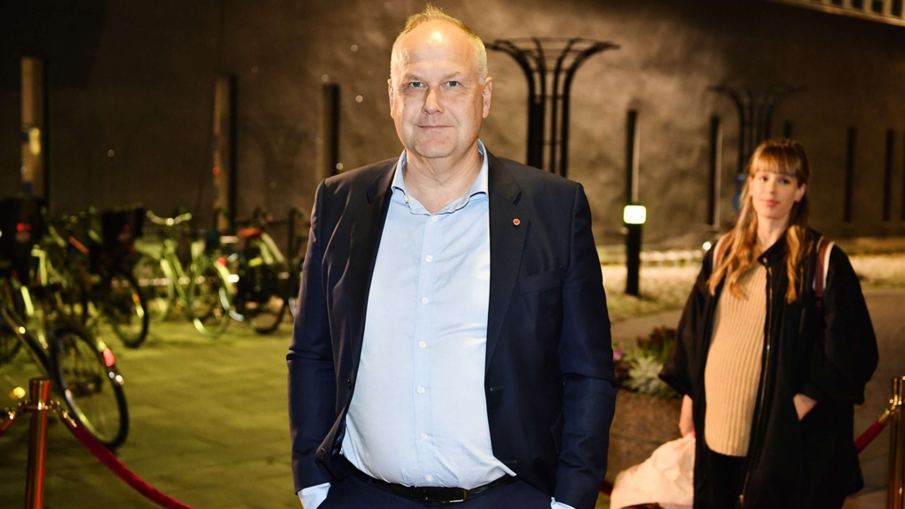 Vänsterpartiets partiledare Jonas Sjöstedt (V) anländer till SVT inför söndagens partiledardebatt i Agenda.