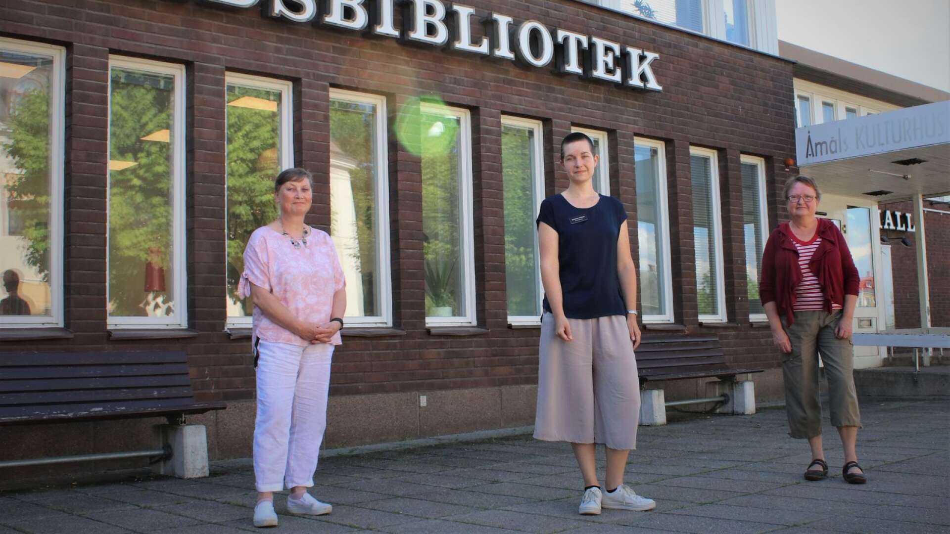 Bibliotekarierna Katharina Saltberg och Madeleine Eriksson, samt enhetsassistenten Birgitta Andersson ser fram emot att få ta emot besökare igen. 