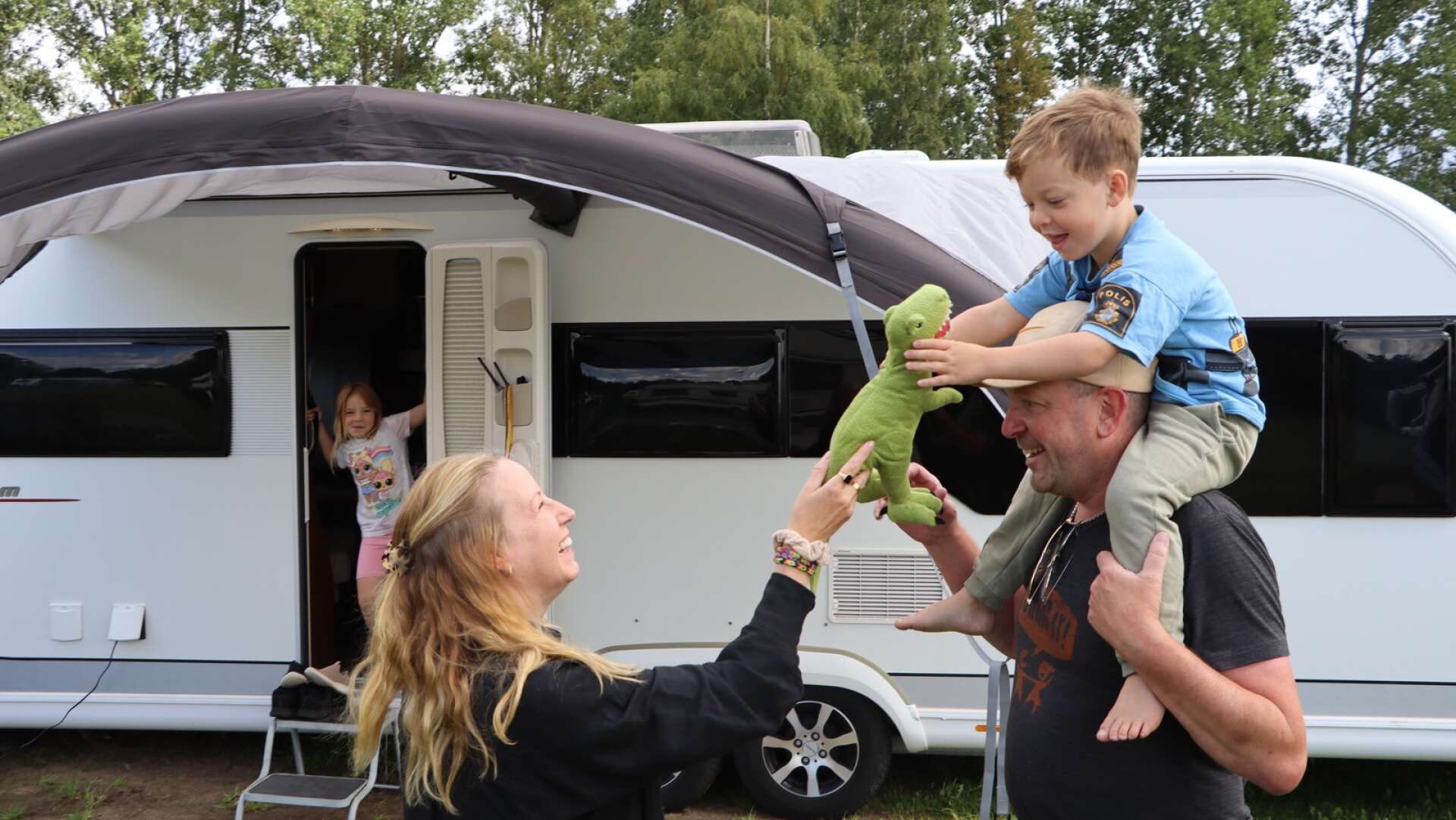 Familjen Mattsson från Färingsö i Ekerö kommun valde en sjudagars-semester till Hjo camping med husvagnen i år. Här får familjens busfrö ”dinon” av mamma Marie och pappa Hasse.
