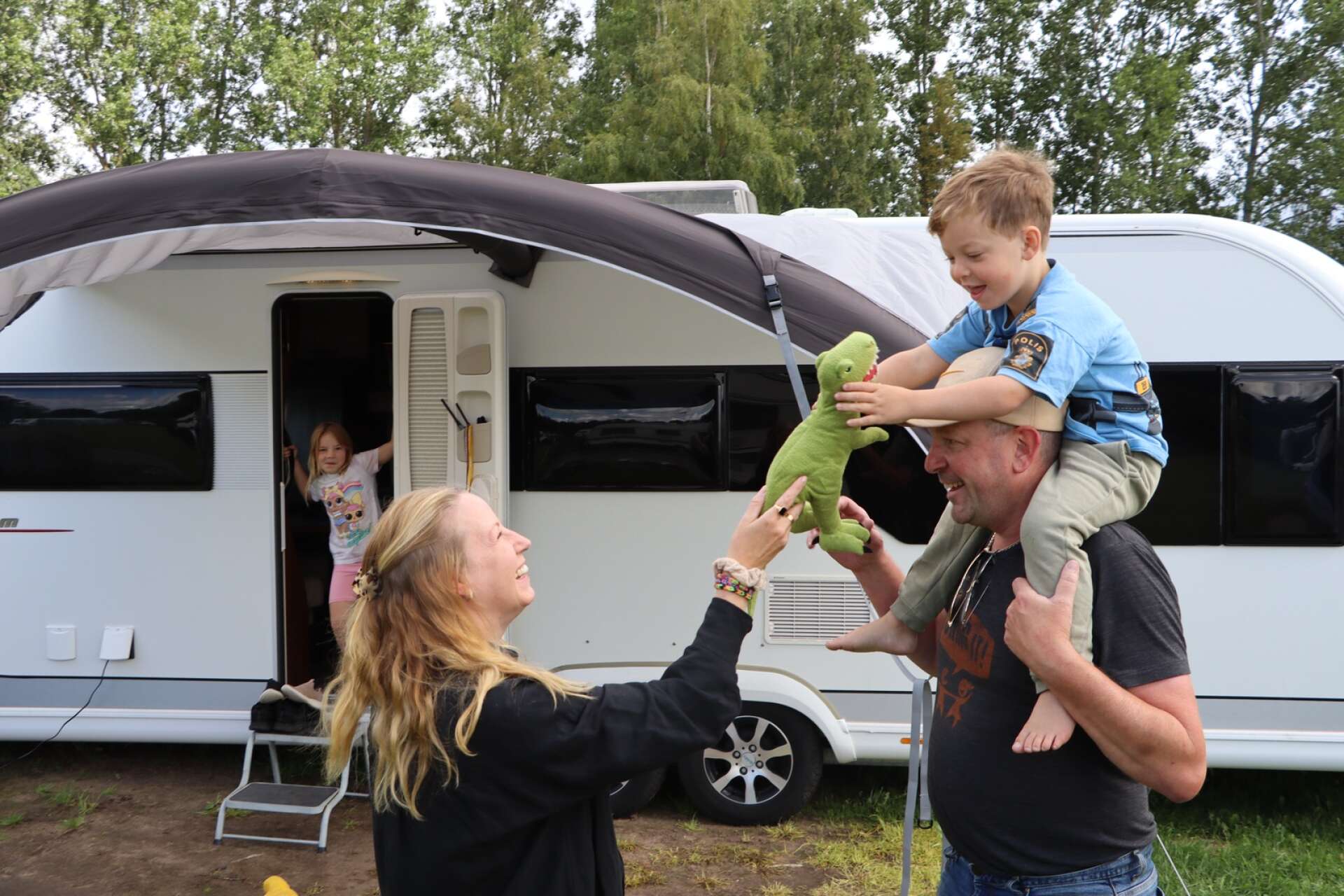 Familjen Mattsson från Färingsö i Ekerö kommun valde en sjudagars-semester till Hjo camping med husvagnen i år. Här får familjens busfrö ”dinon” av mamma Marie och pappa Hasse.