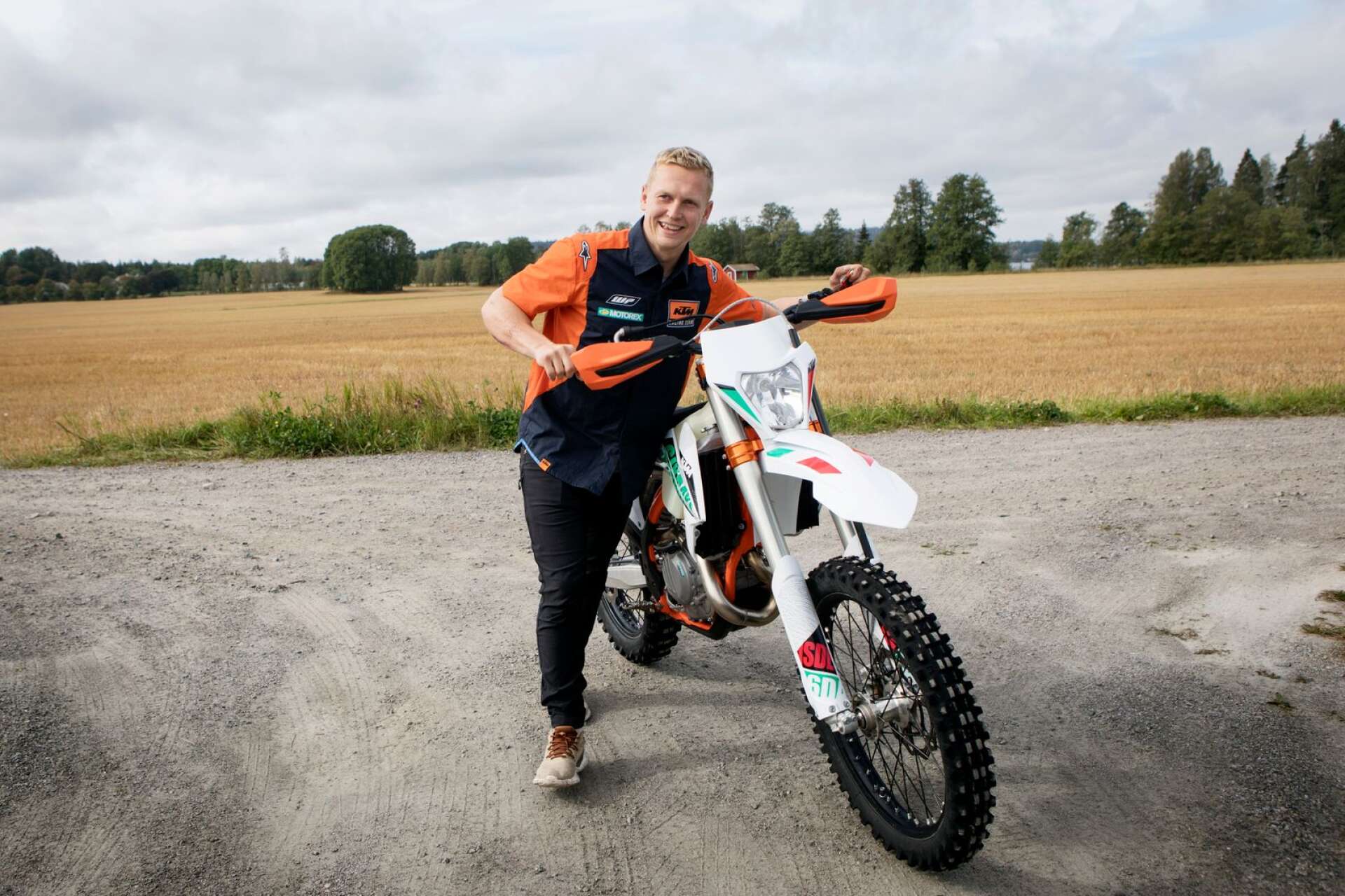Mikael Persson tillbaka i Karlskoga, hos storebror tillika mekanikern Anders närmare bestämt, efter den långa bilresan hem från Italien. 