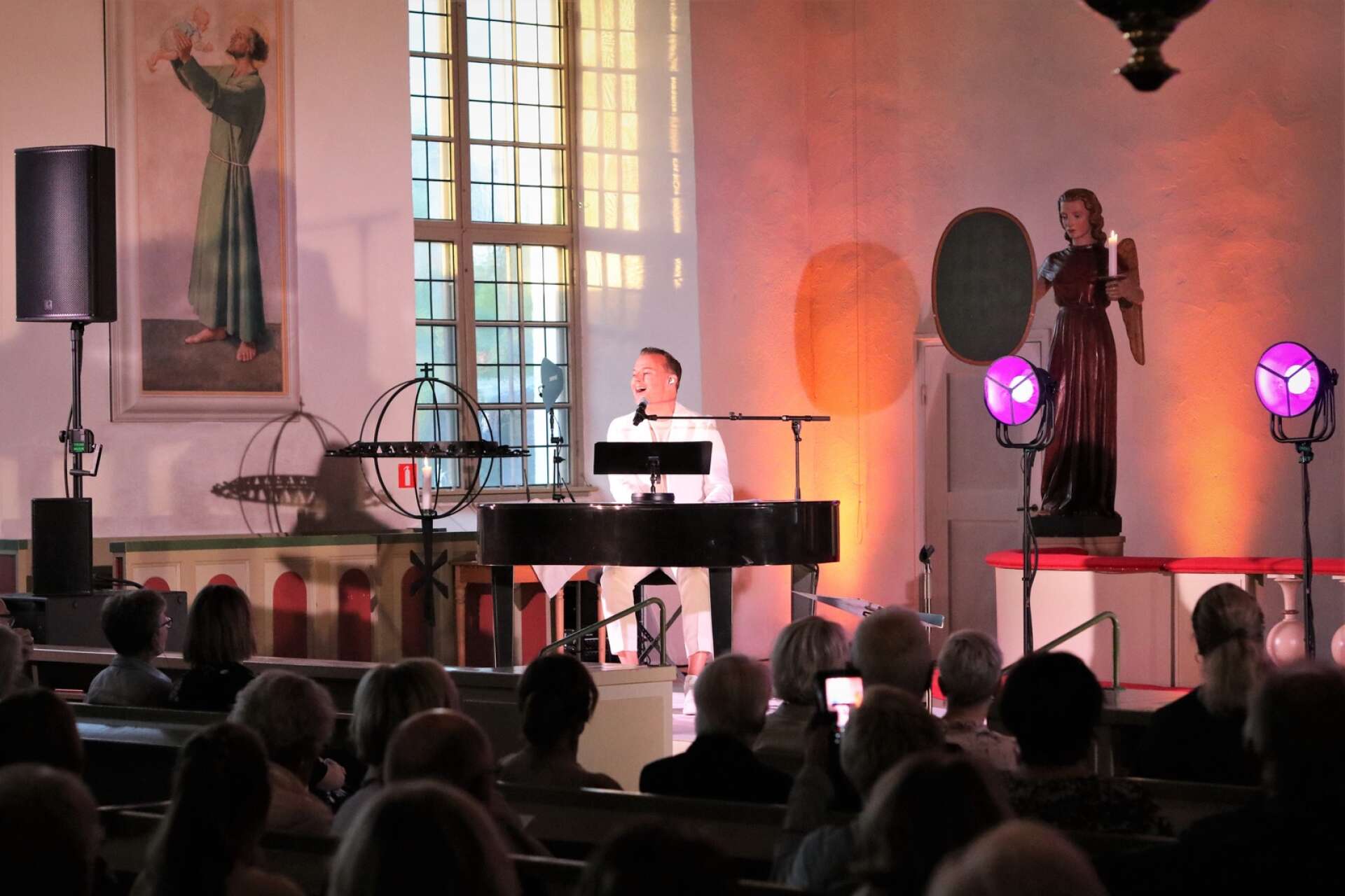 Konserten i Åmåls kyrka var tredje stoppet på den två veckor långa miniturnén. 