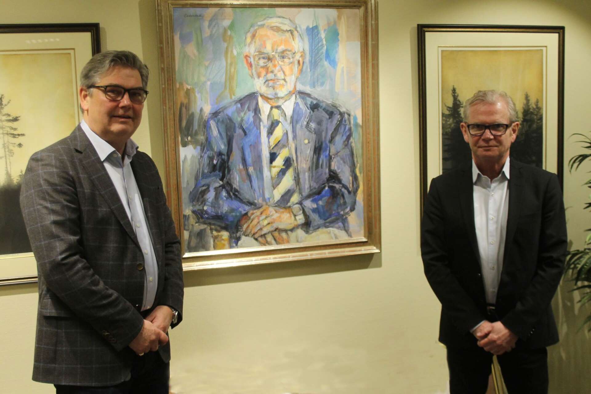 Peter Hägg och Lars Hägg driver Somas AB i tredje generation. Här ses de vid porträttet av deras far som var den stora drivkraften när det lilla företaget blev ett världsledande exportföretag.
