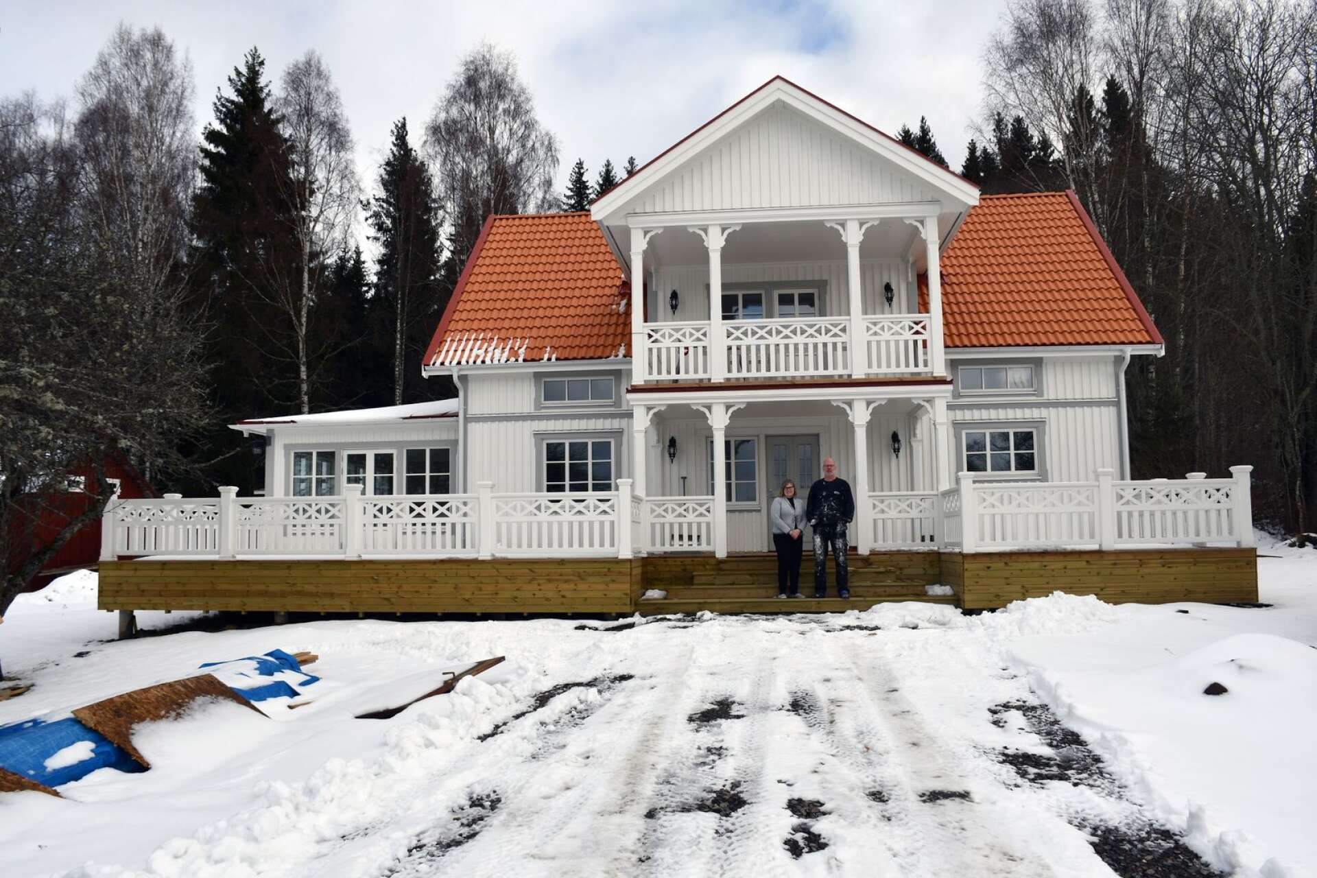Efter ett och ett halvt års arbete börjar Eva-Lotta Hjerpe och Leif Östlinds hus bli klart. Förväntad inflyttning är till midsommar. 