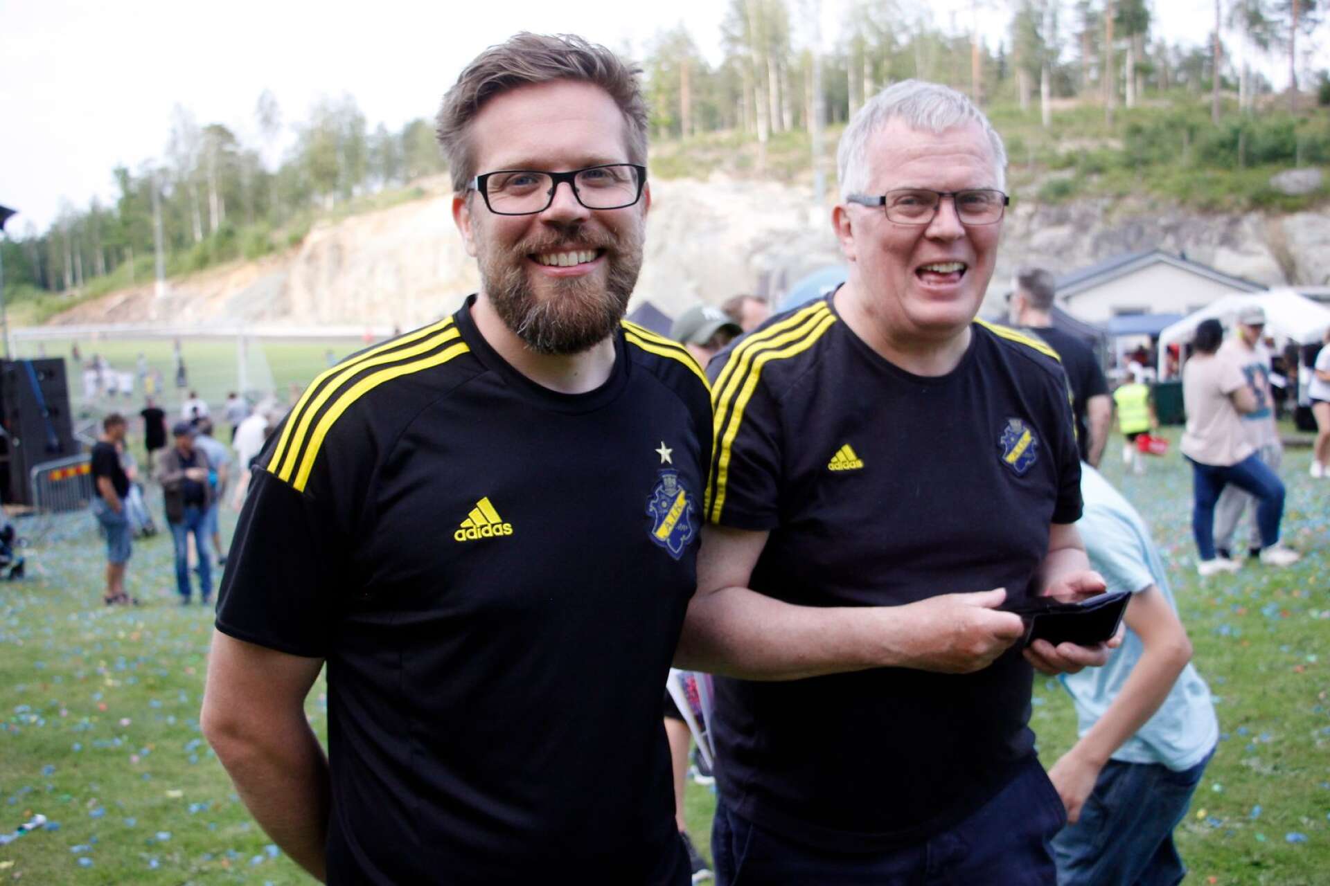 Två sanna AIK:are, far och son Christer och Anders Ajaxson, hade rest från Danmark respektive Karlstad för att se sitt kära AIK spela på Långevi IP.