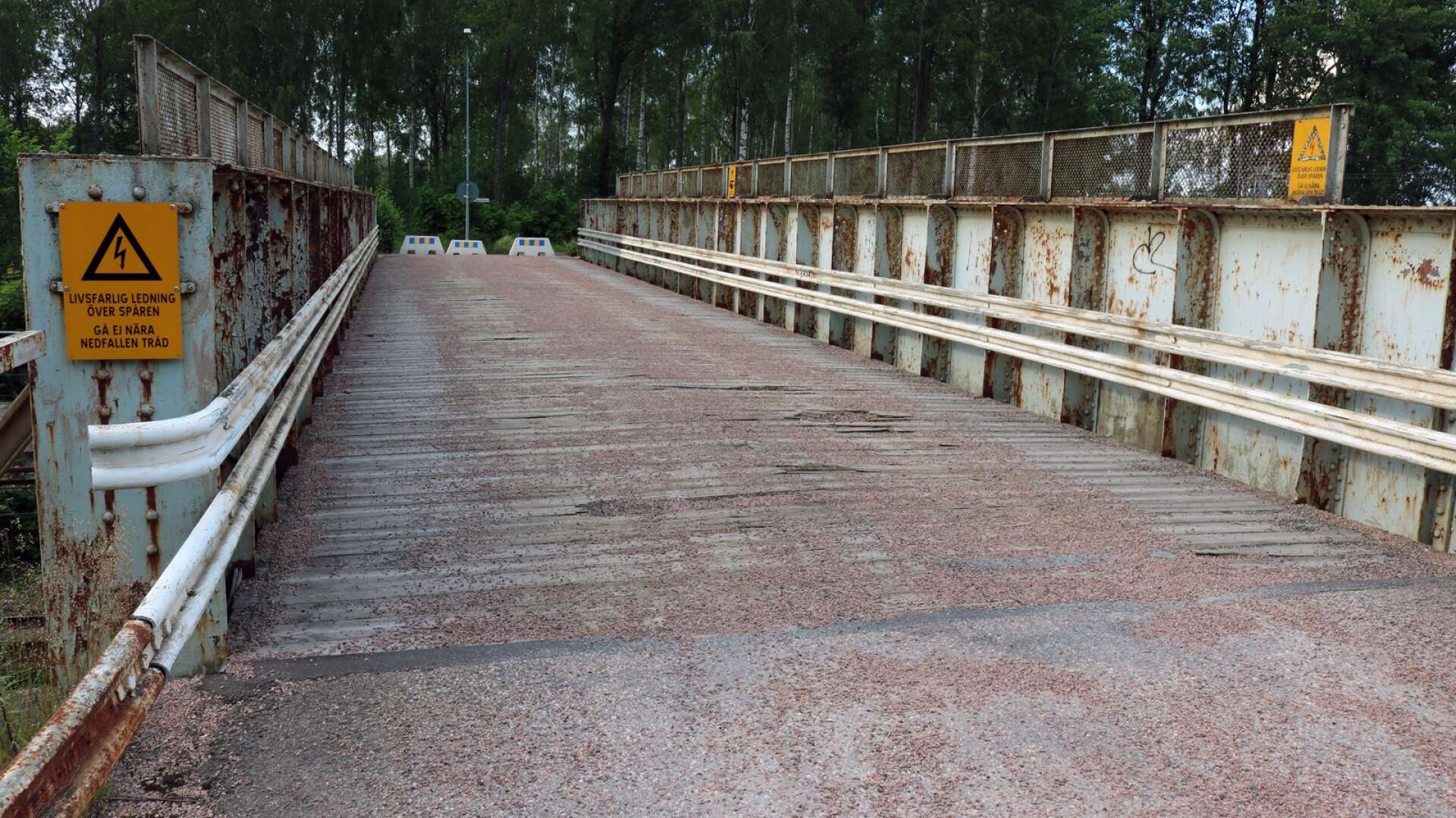 Trafikverket gjorde en rejäl felbedömning på måtten på den tillfälliga bro som skulle ersätta den här gamla, utdömda bron över järnvägen i Björneborg. 