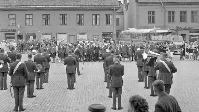En musikkår spelar på Södra torget 1963. 